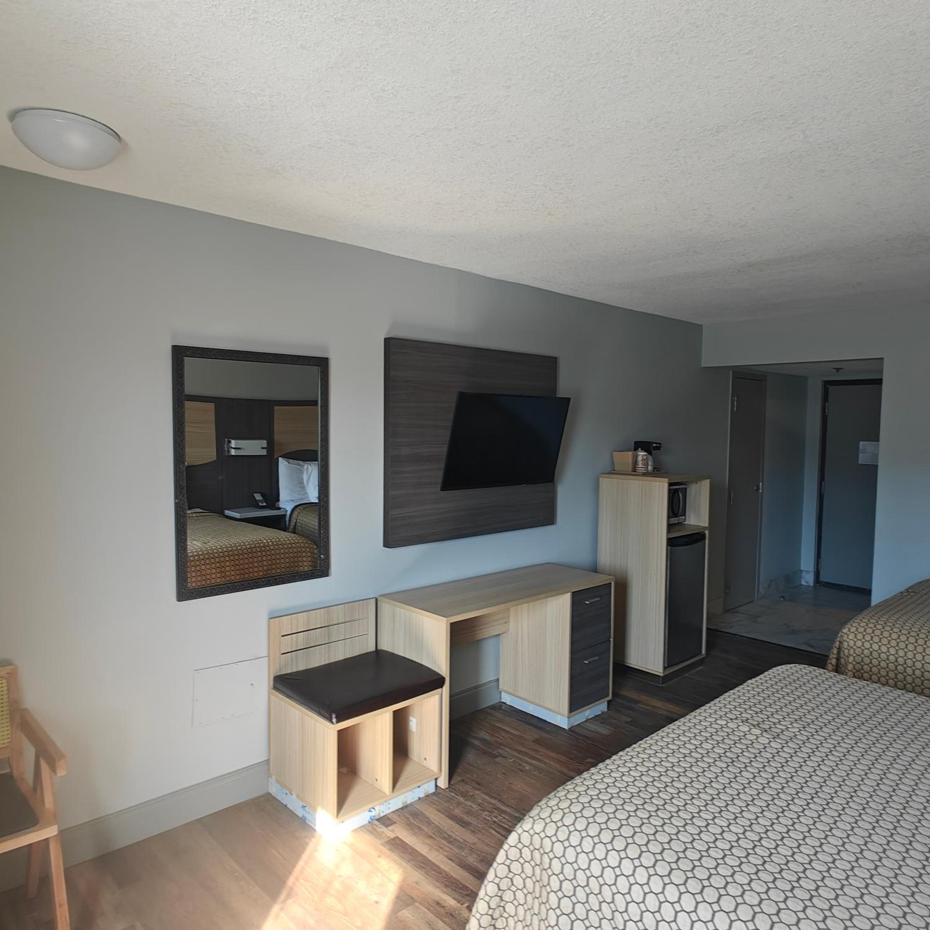 Queen Room with Two Queen Beds photo 2