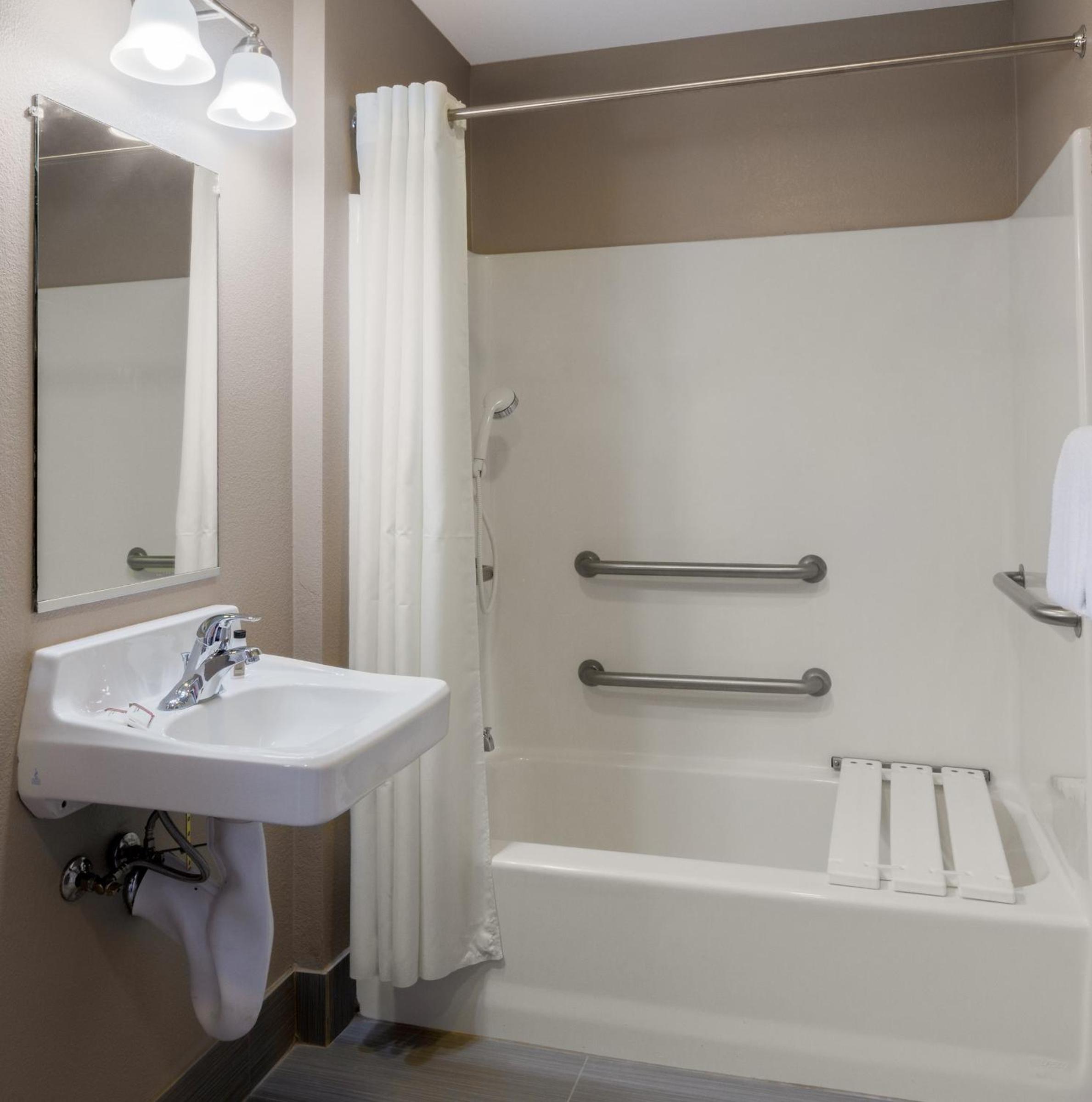 Triple Room with Bath Tub - Mobility Access/Non-Smoking