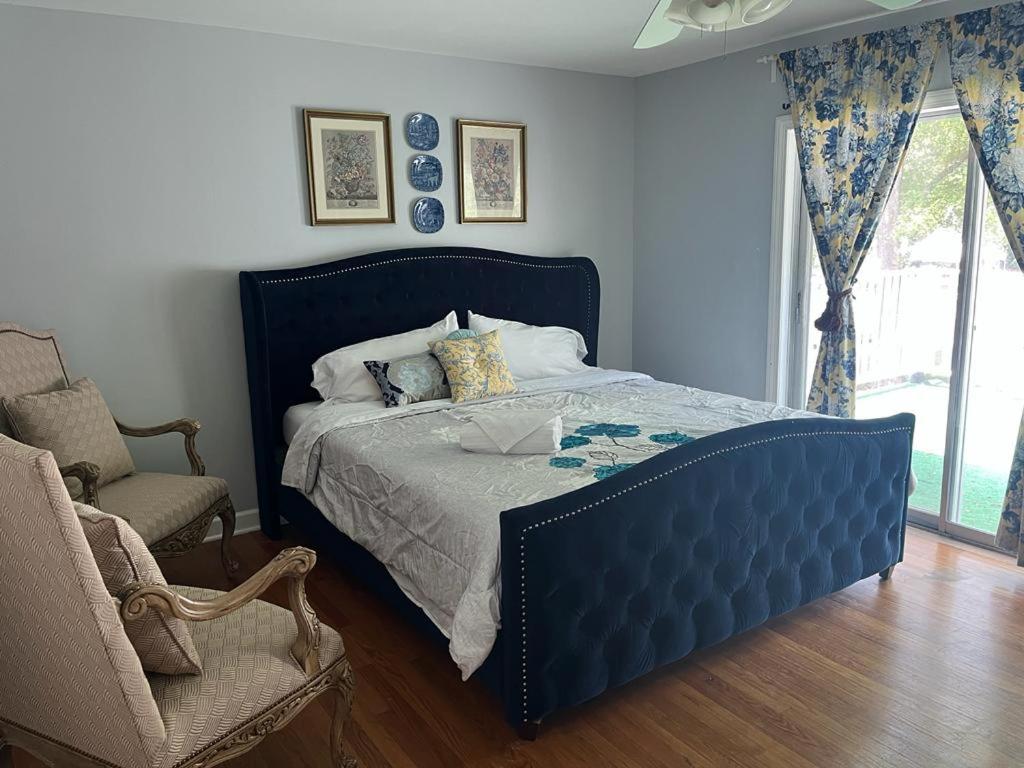 King Suite with Balcony - Photo 4