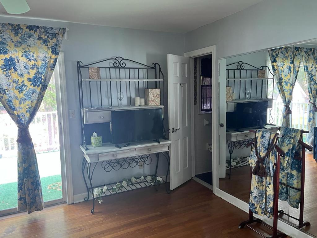 King Suite with Balcony - Photo 2