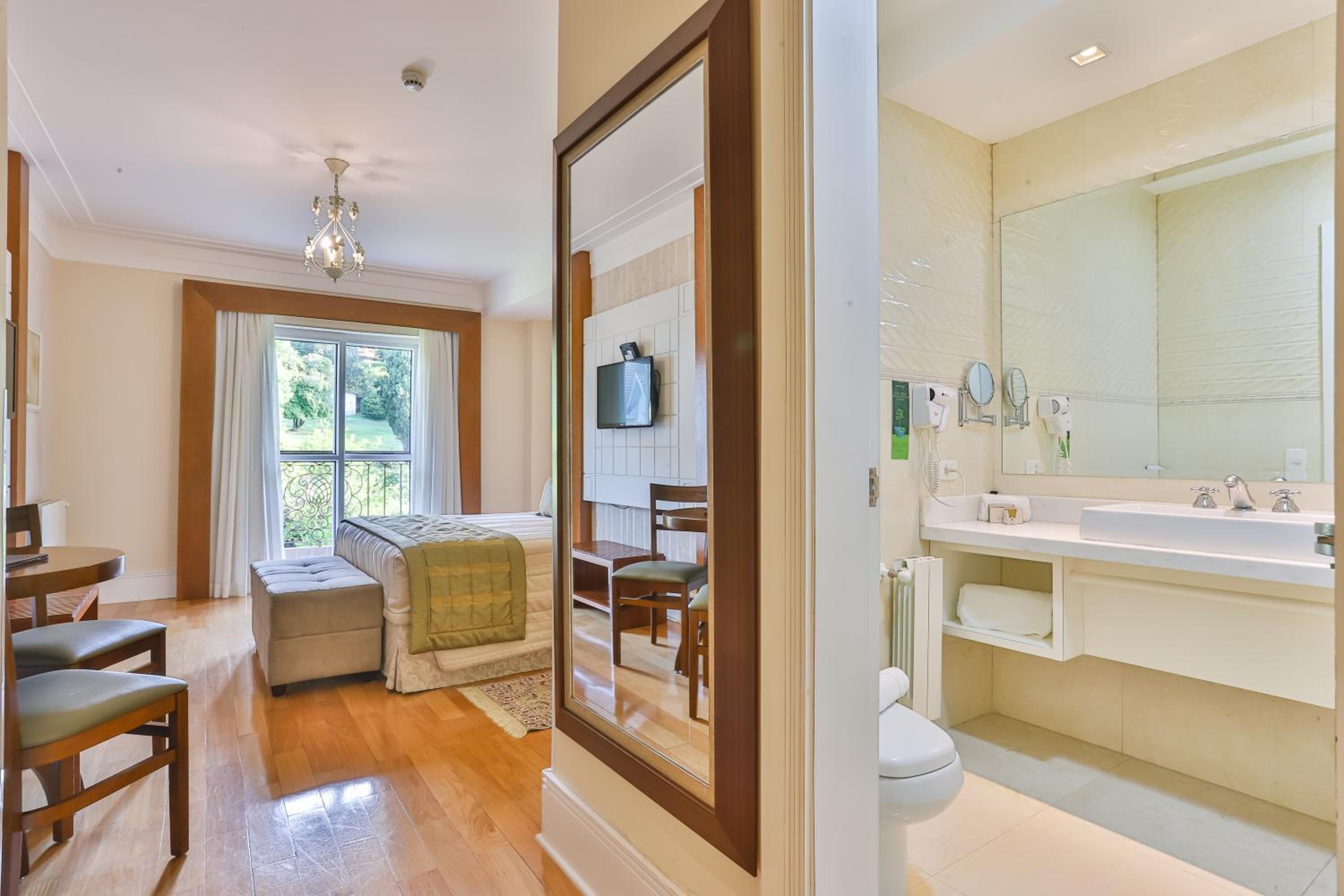 Superior Double Room thumbnail 6