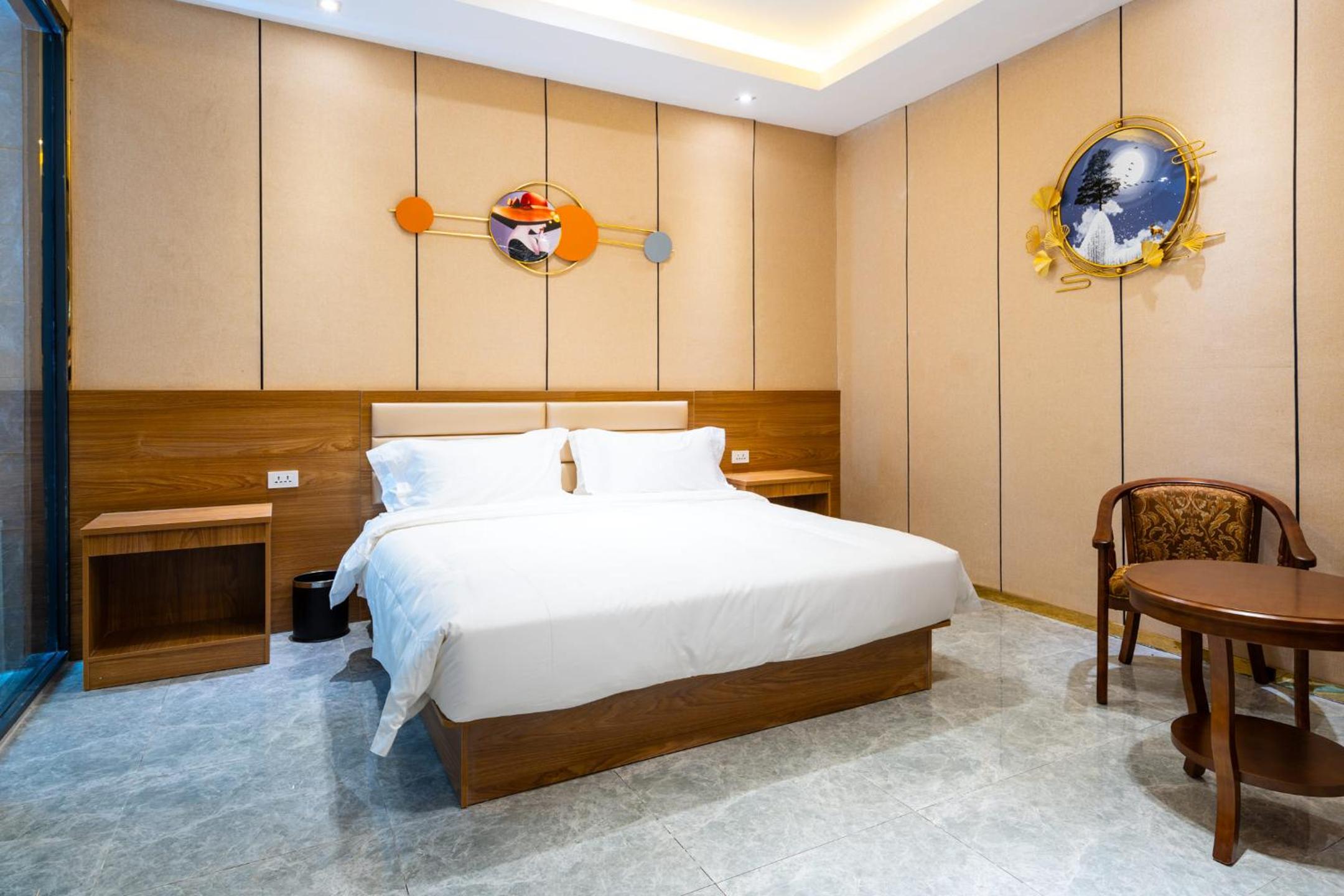 Deluxe King Room - Photo 5