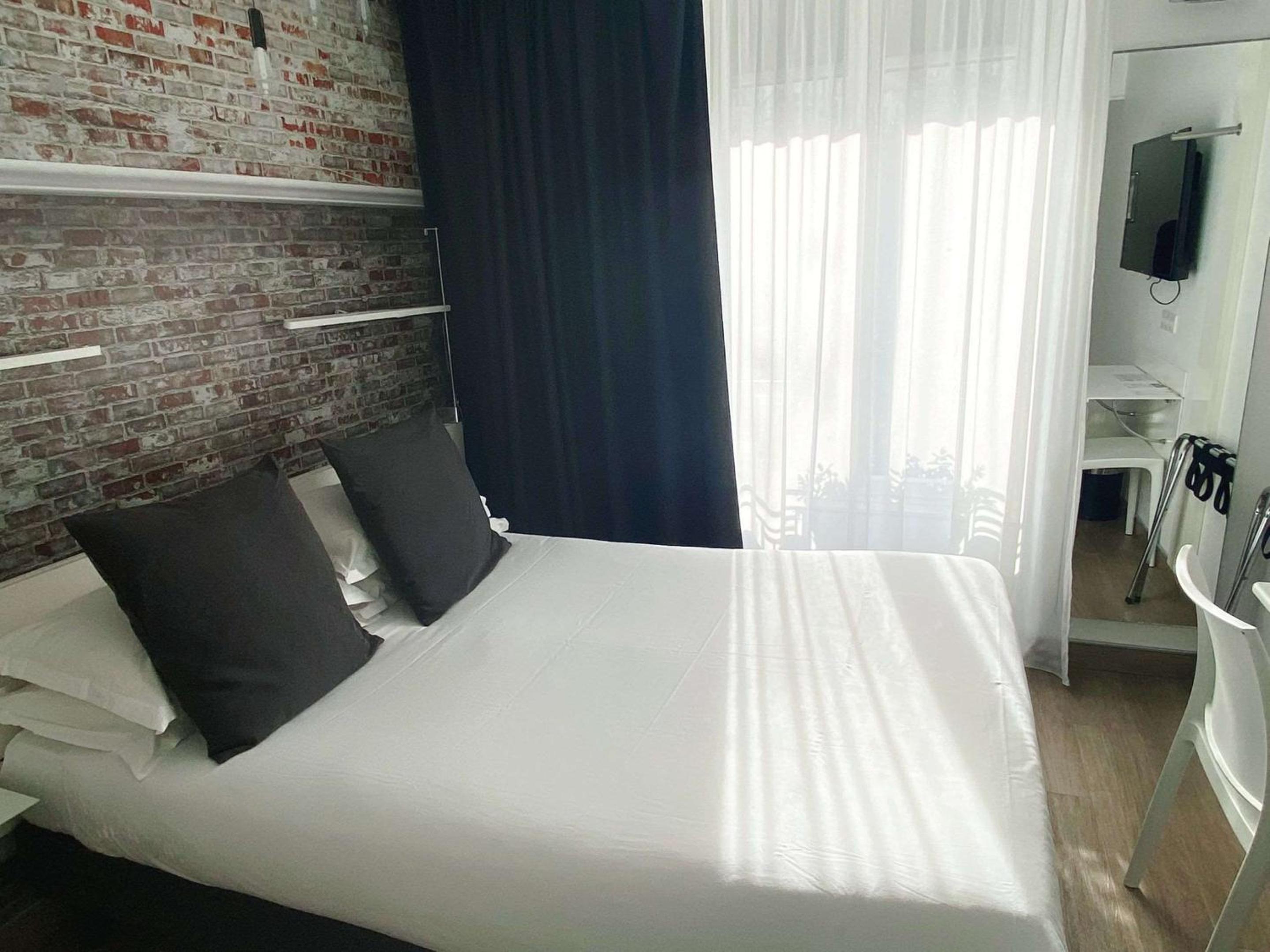 Classic Double Room thumbnail 5