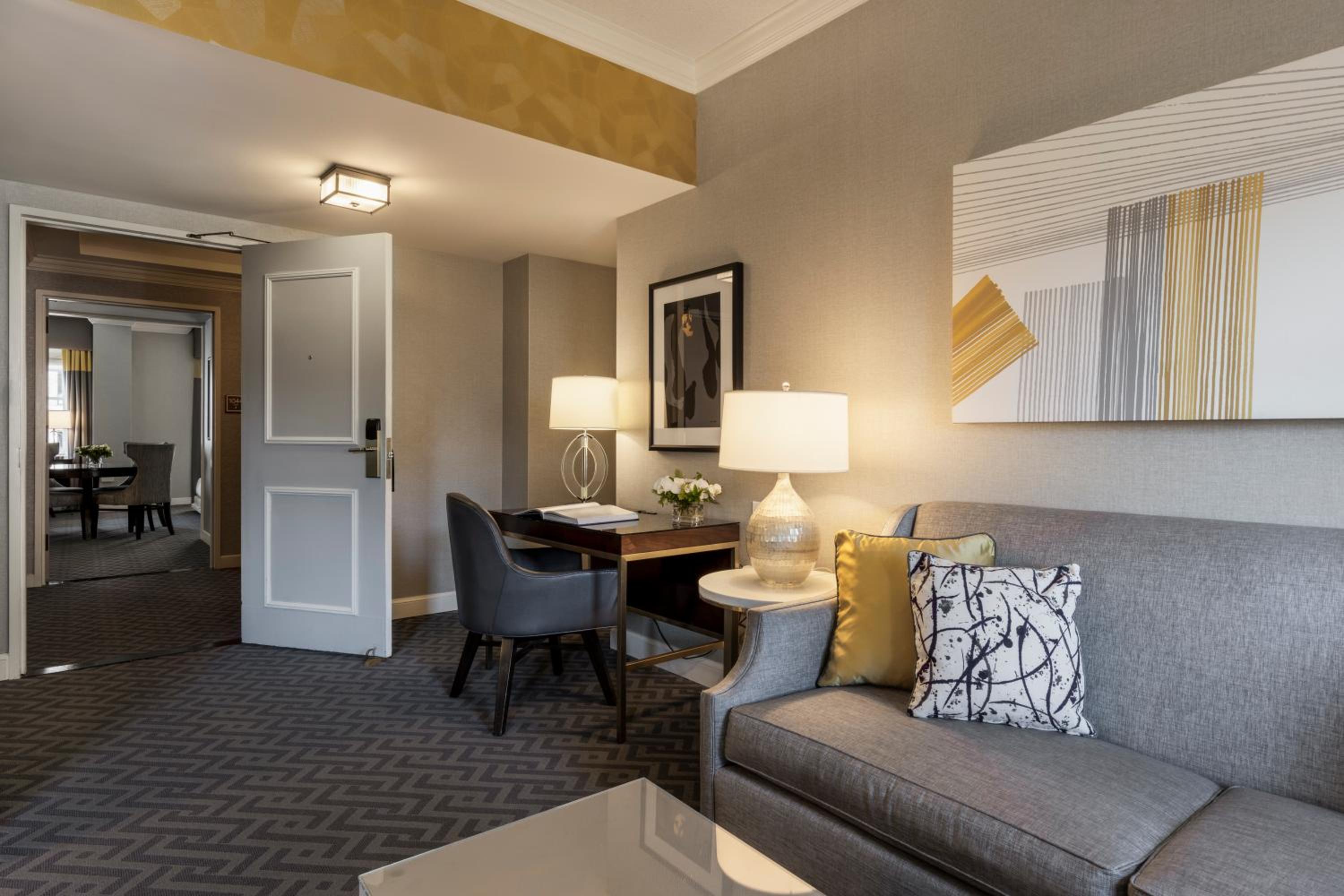 Signature Grand One Bedroom Suite With One King Room And Mini Bar