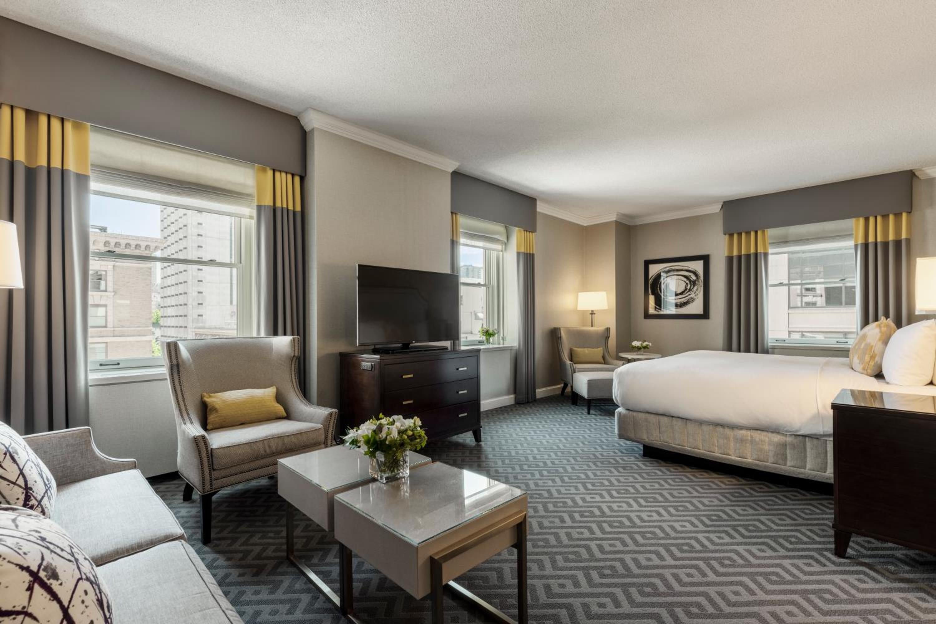 Signature Grand One Bedroom Suite With One King Room And Mini Bar thumbnail 5