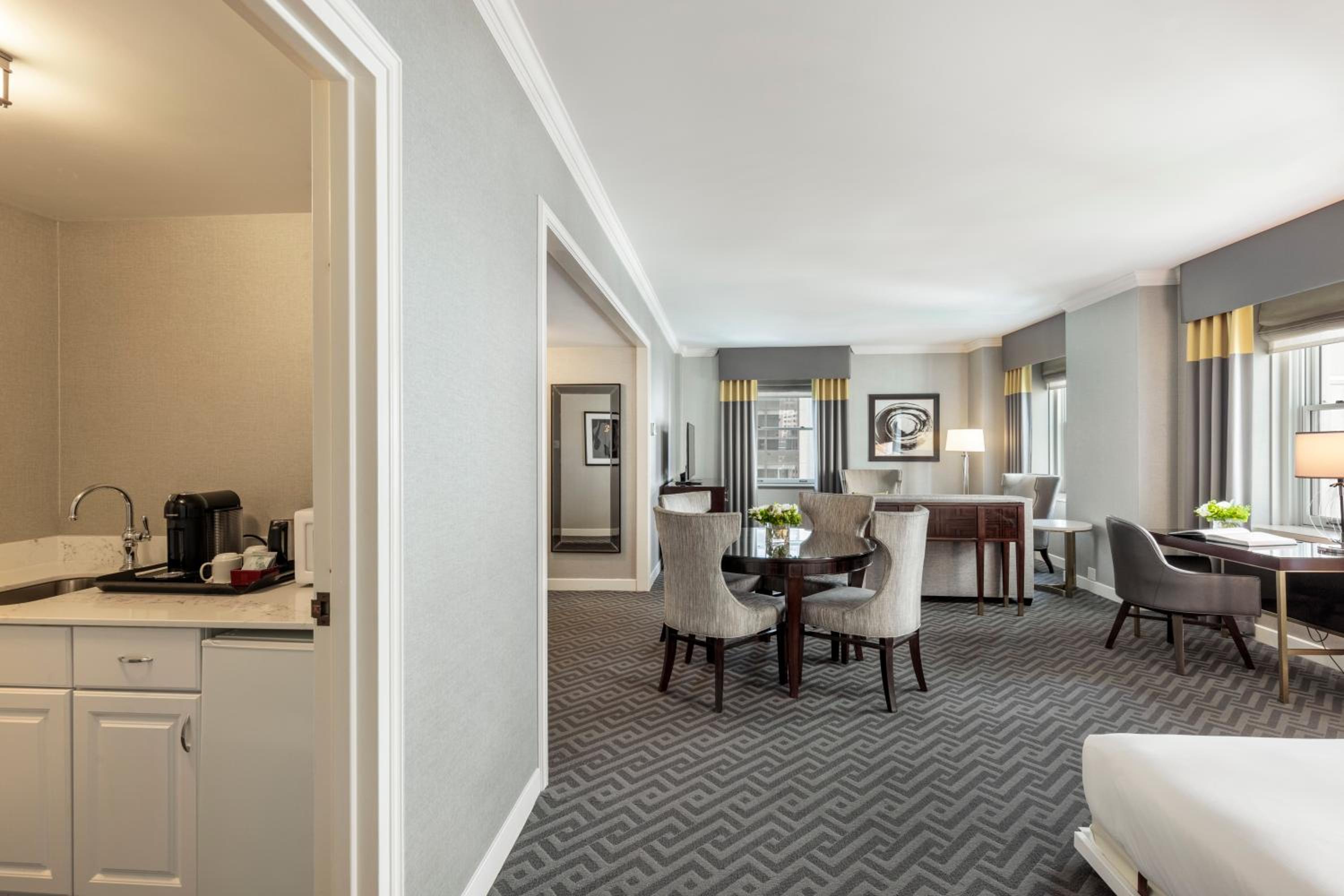 Signature Grand One Bedroom Suite With One King Room And Mini Bar