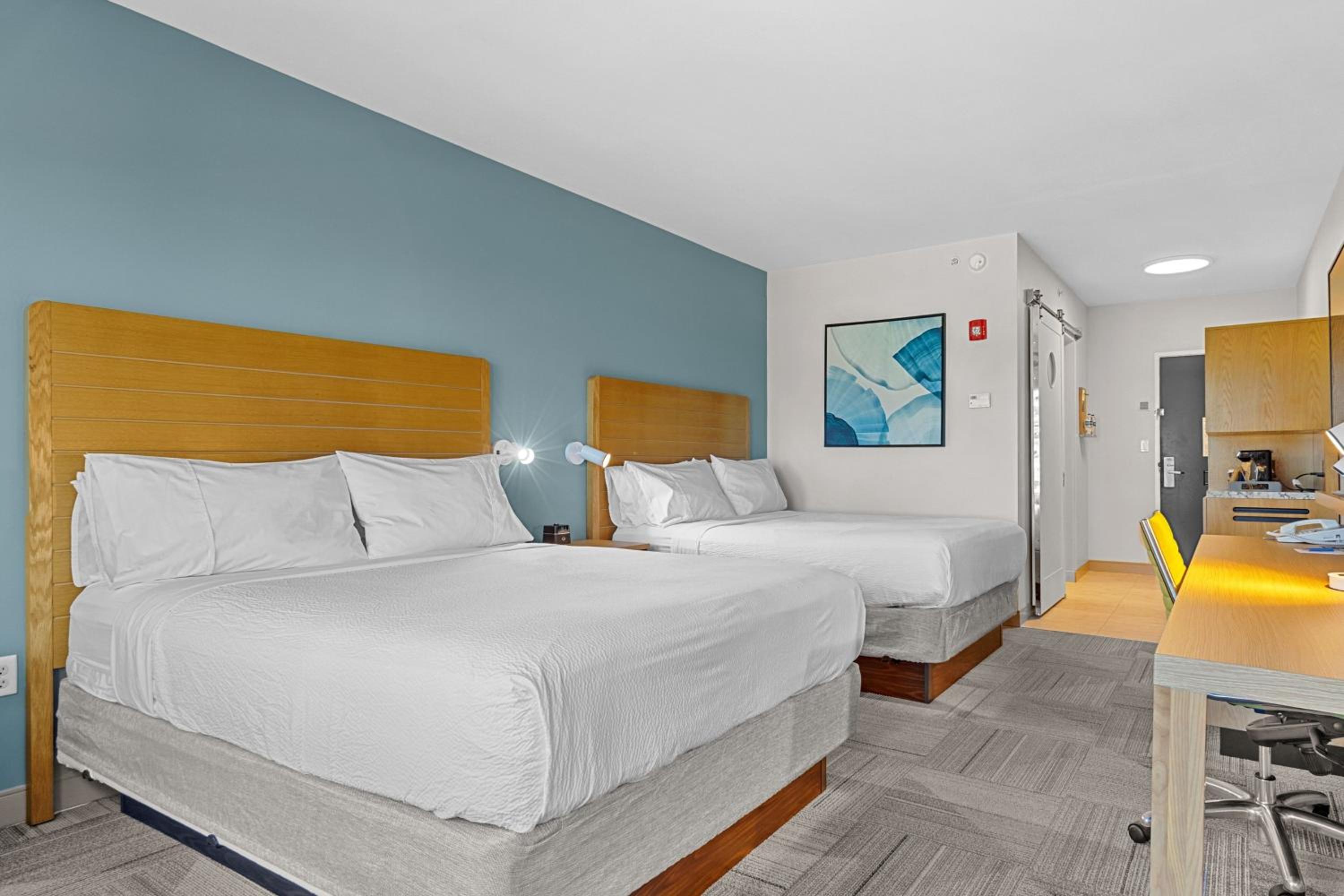 Two Queen Suite with Balcony - Water View - Photo 1