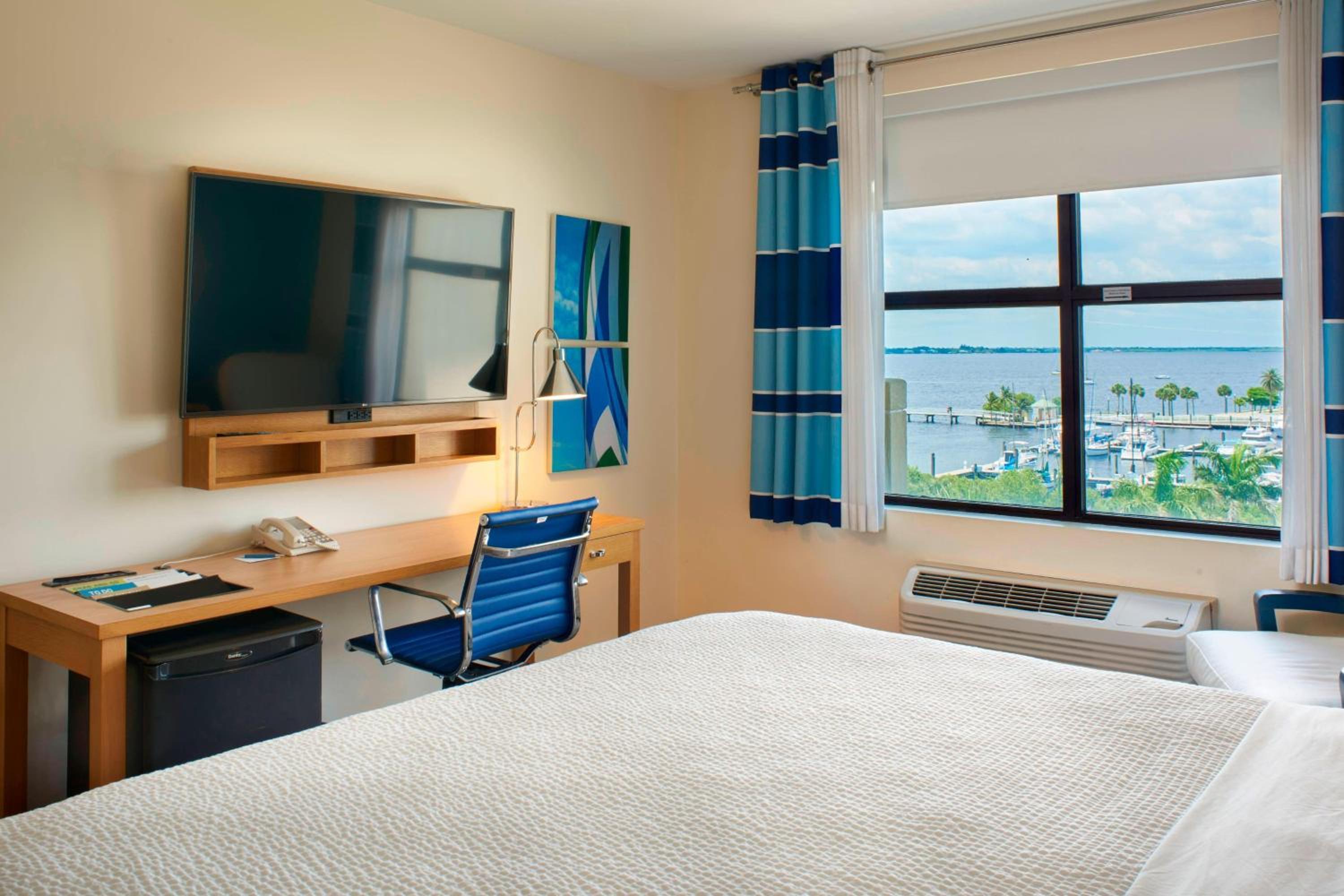 Superior King Room with Marina View - Photo 1