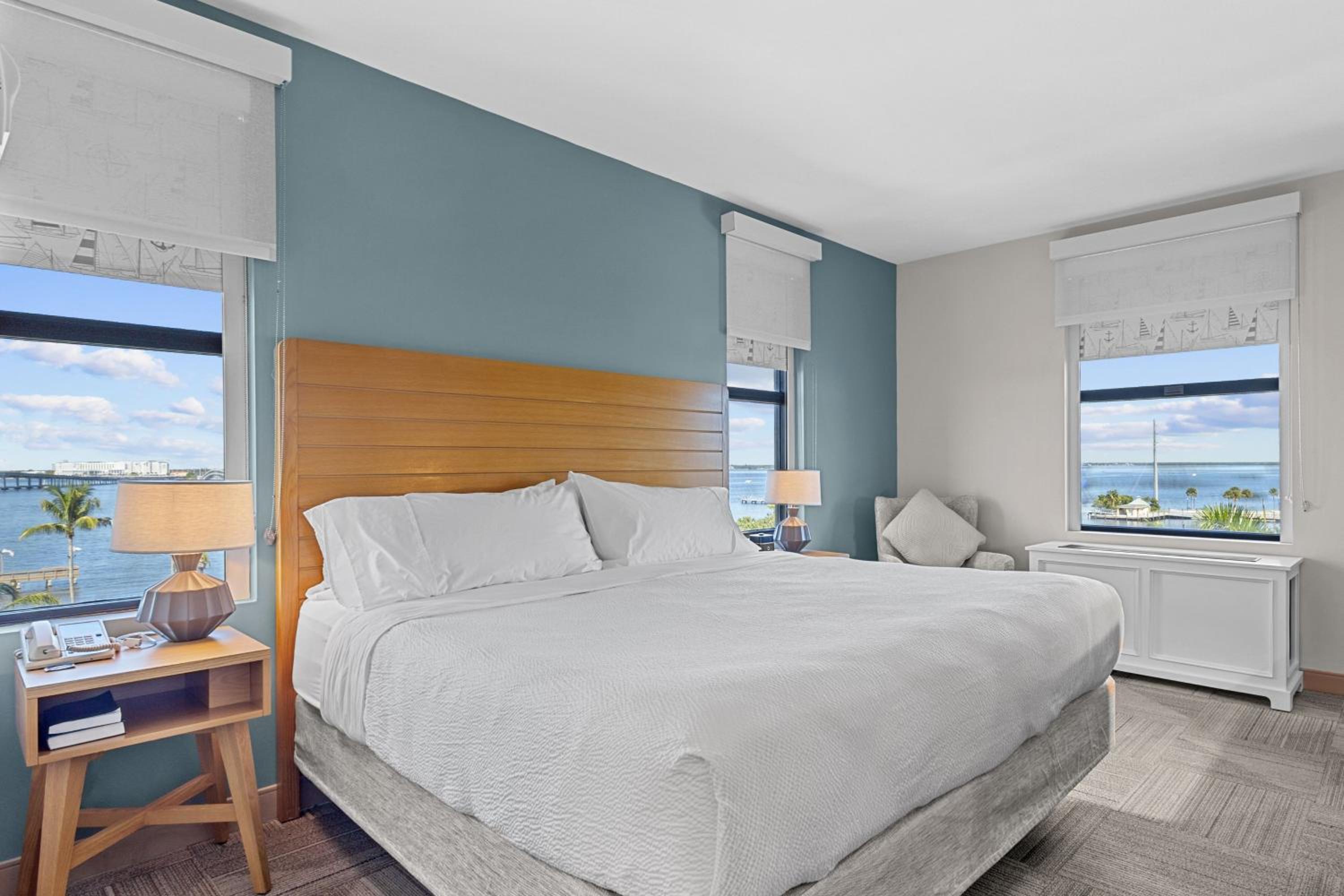 Corner King Room - Photo 3