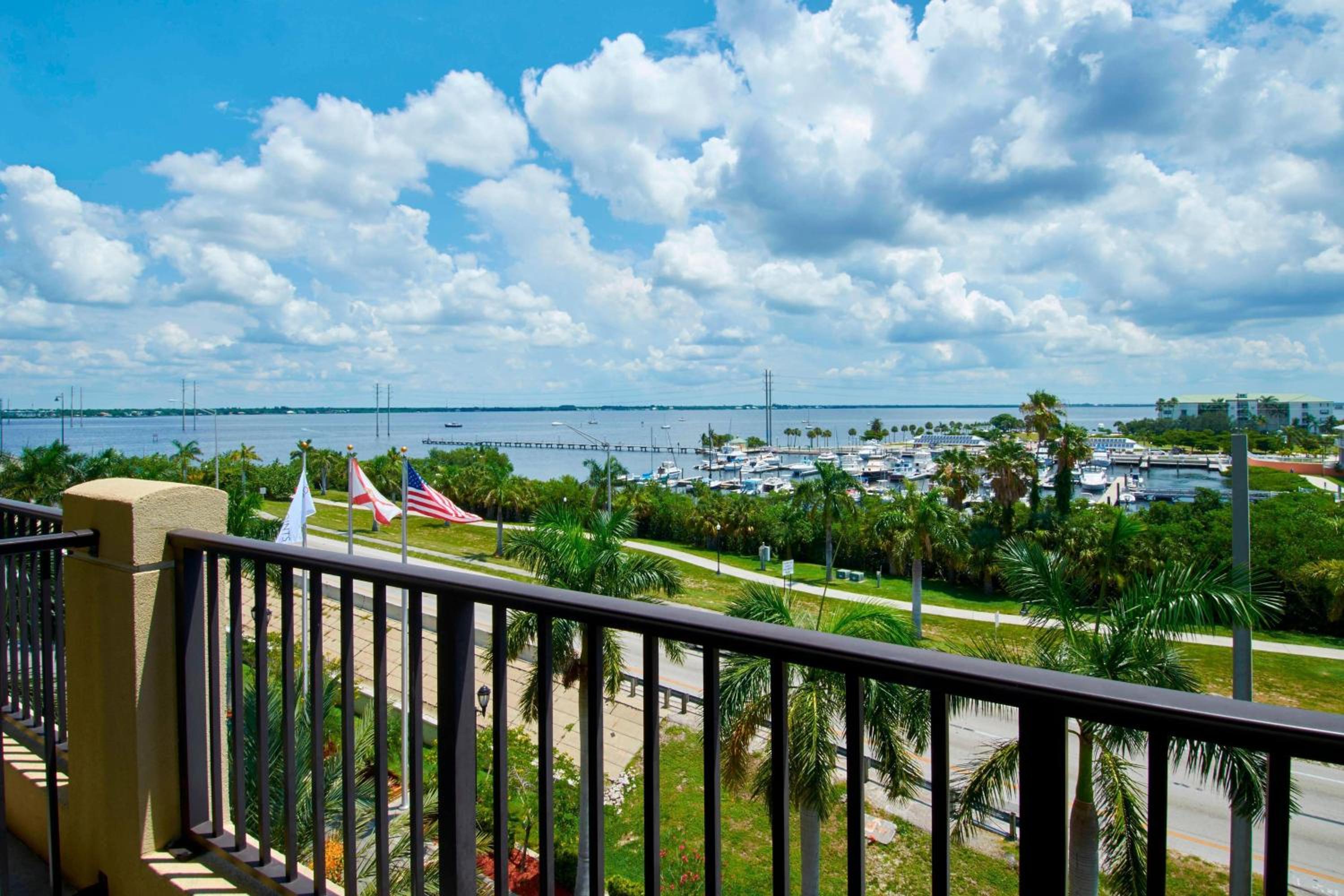 Two Queen Suite with Balcony - Water View - Photo 7