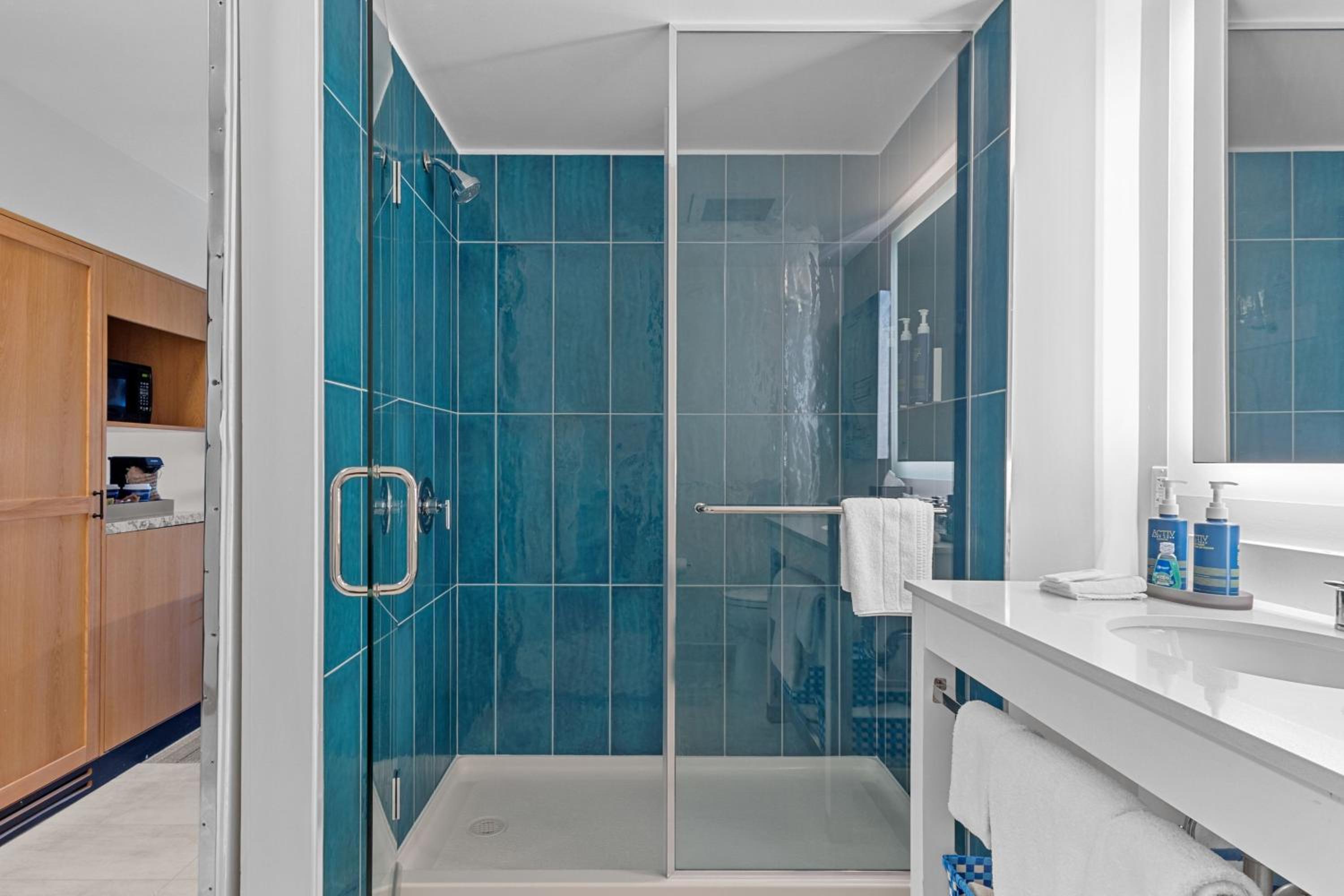 Two Queen Suite with Balcony - Water View - Photo 5