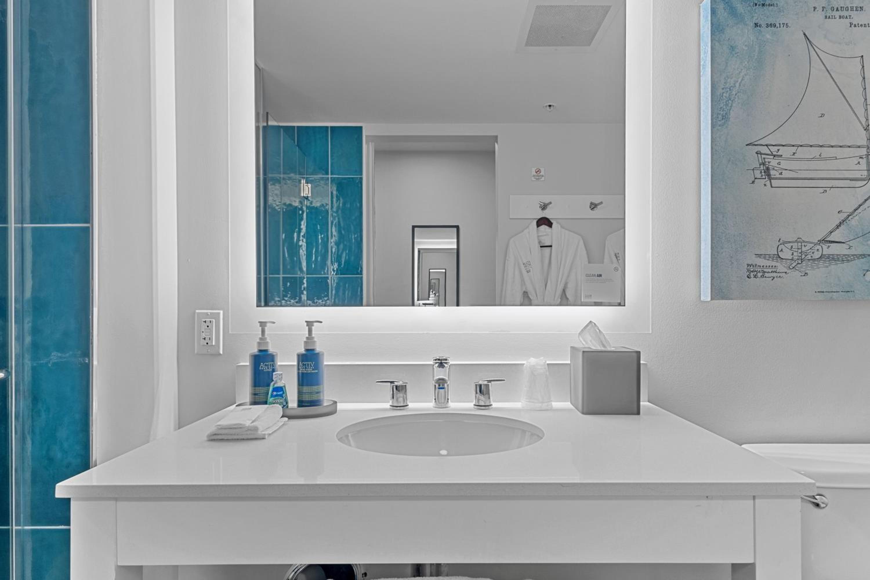 Two Queen Suite with Balcony - Water View - Photo 3