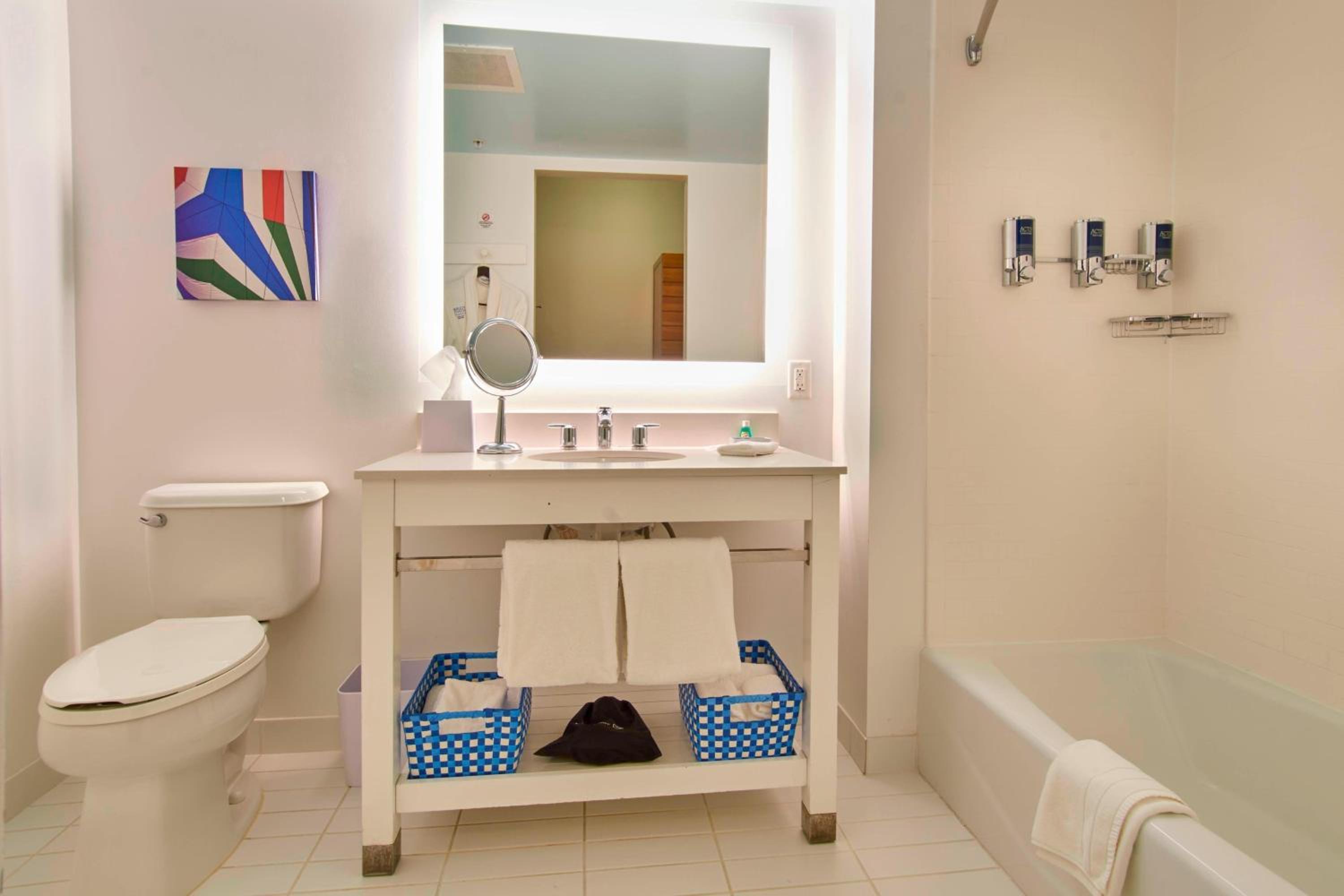 Two Queen Suite with Balcony - Water View - Photo 2