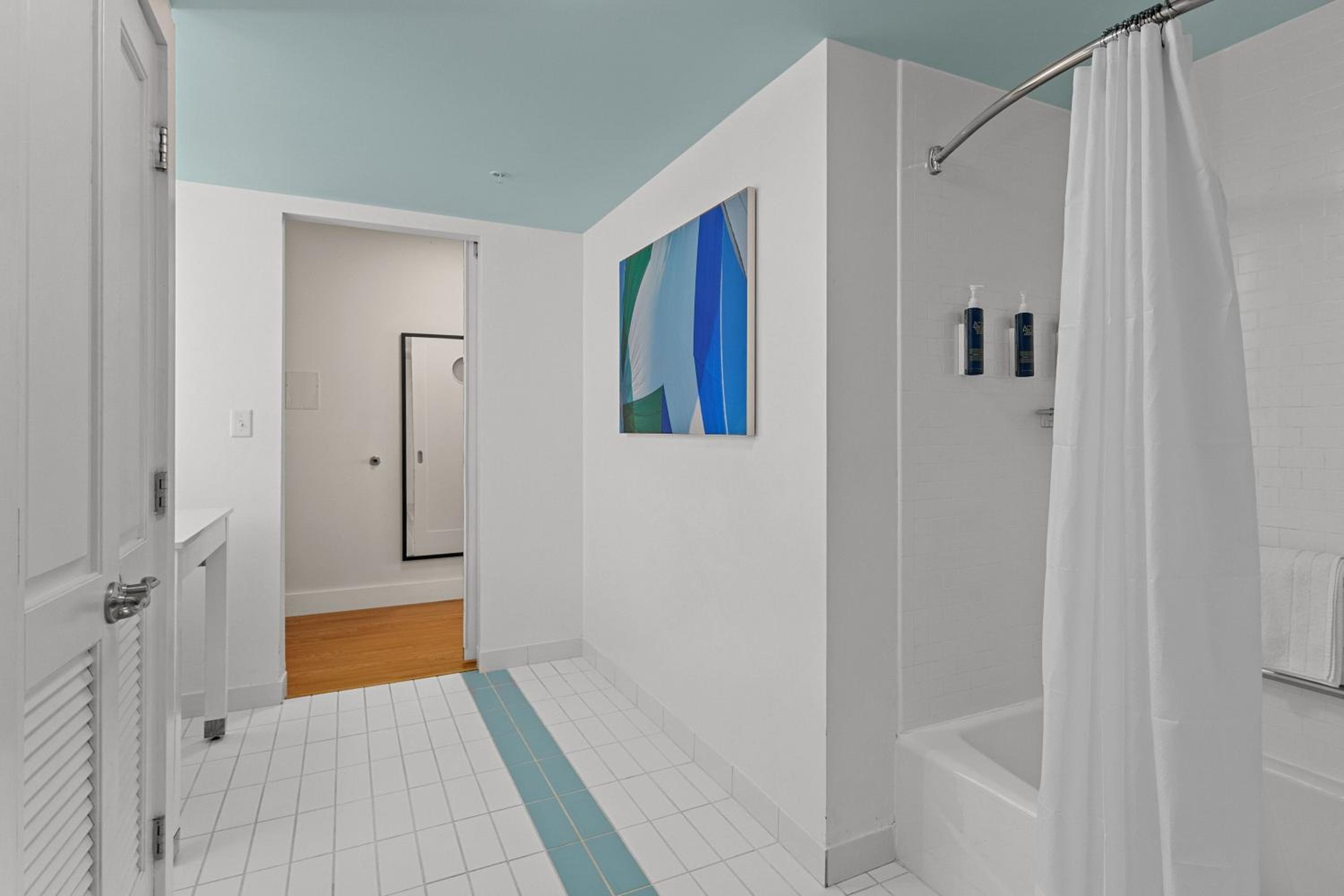 King Suite with Harbor View - Photo 2