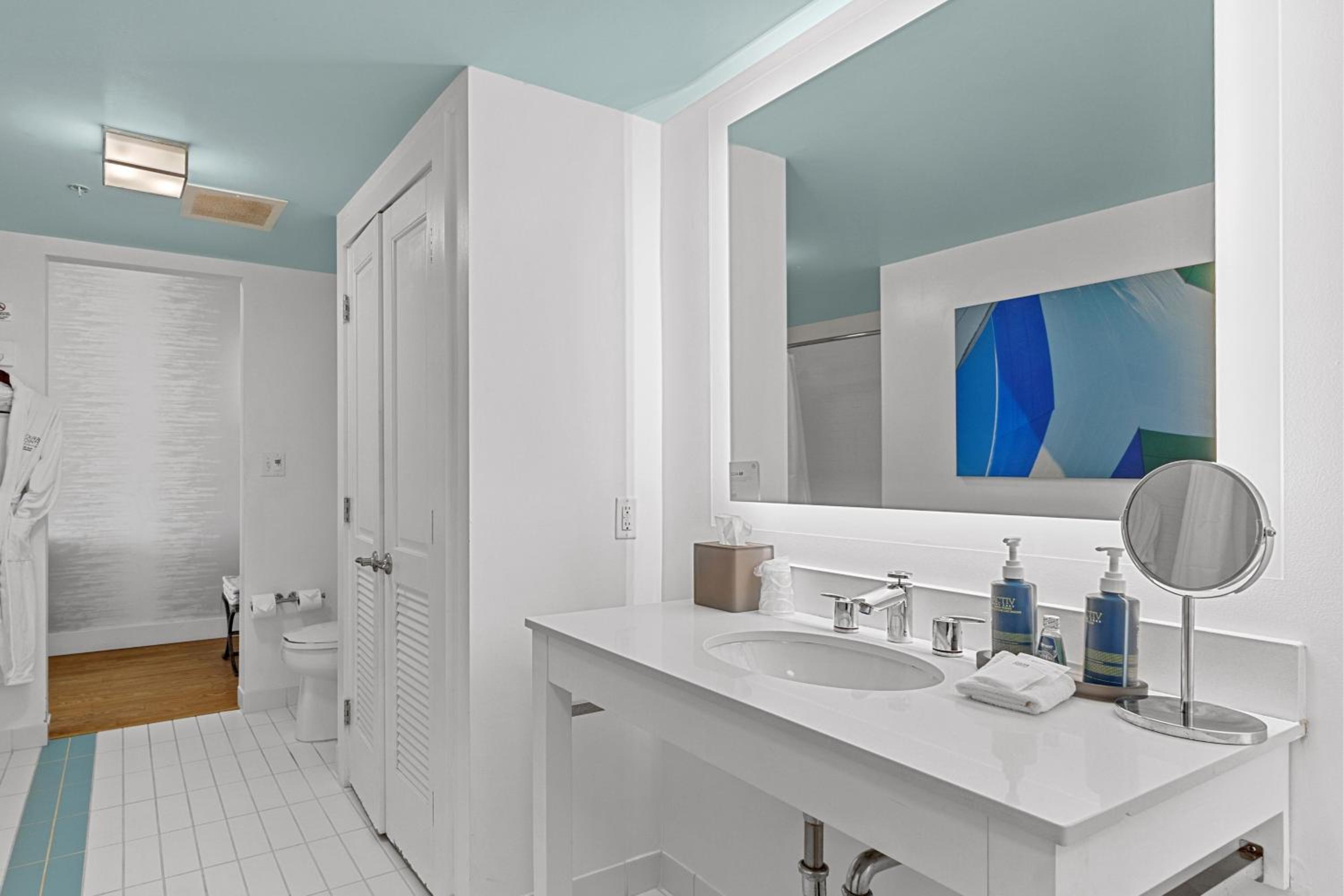 King Suite with Harbor View - Photo 5