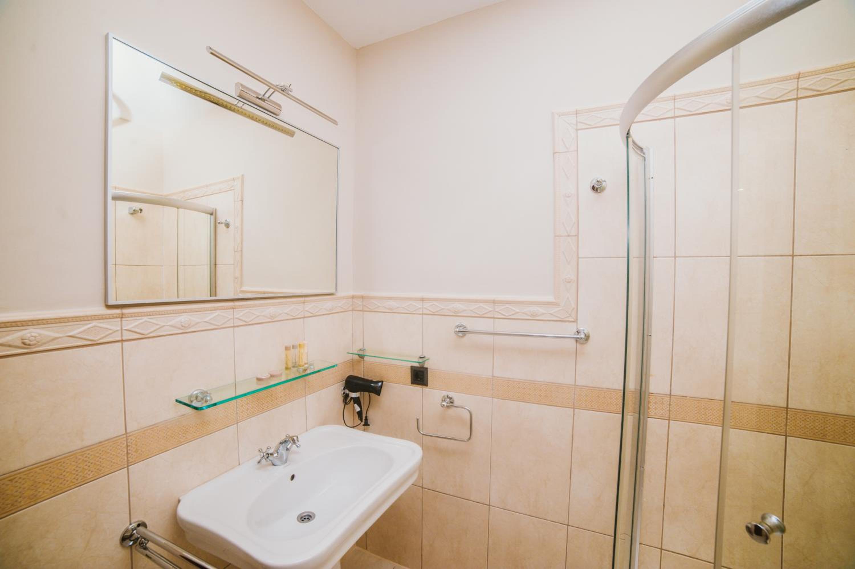 Superior Suite - Photo 6