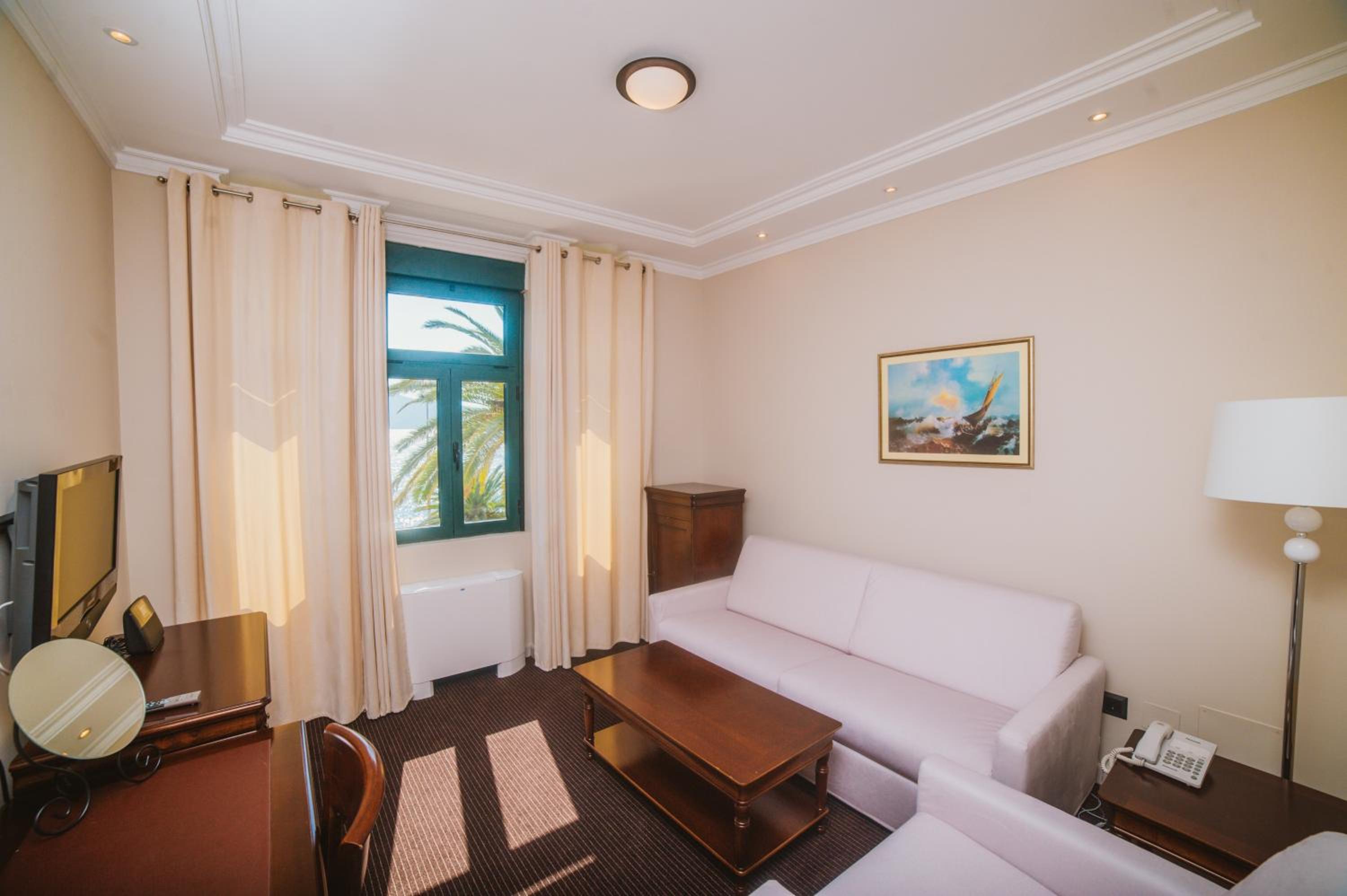 Superior Suite - Photo 5