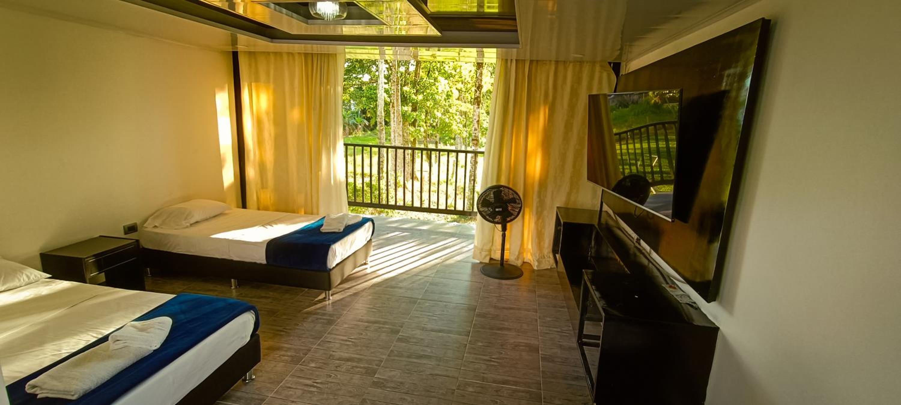 Deluxe Family Room photo 2