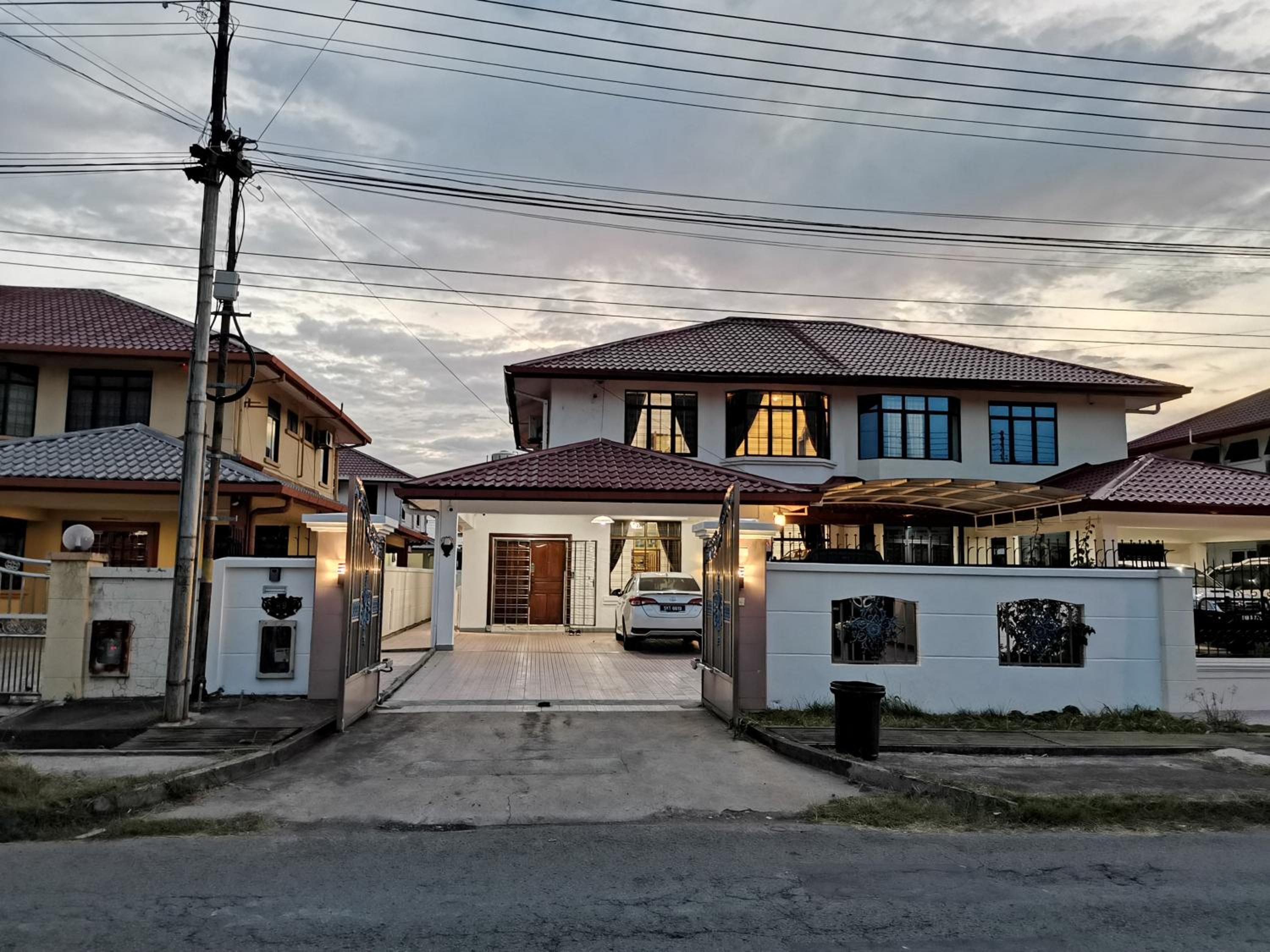 Five-Bedroom House photo 1
