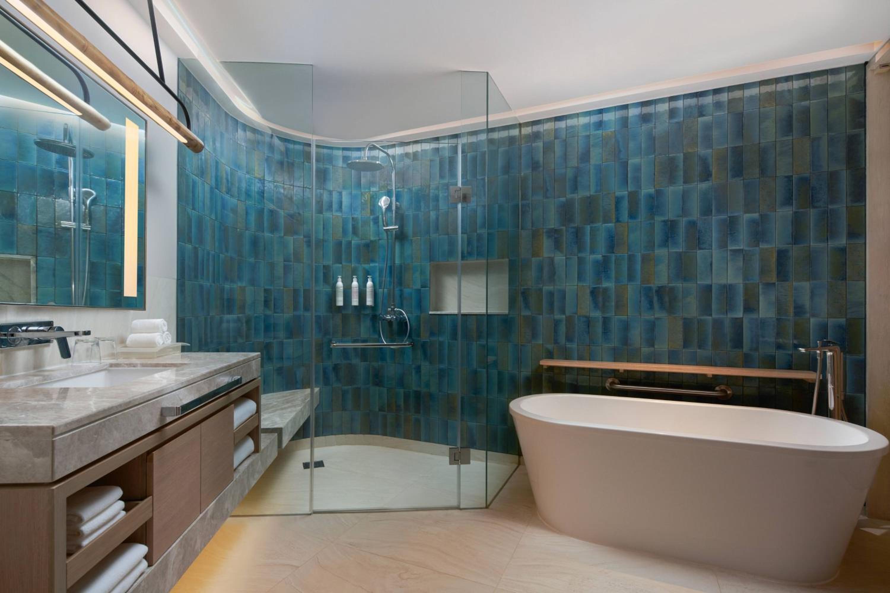 Two-Bedroom Suite with One King Bed and Two Double Beds - Photo 11