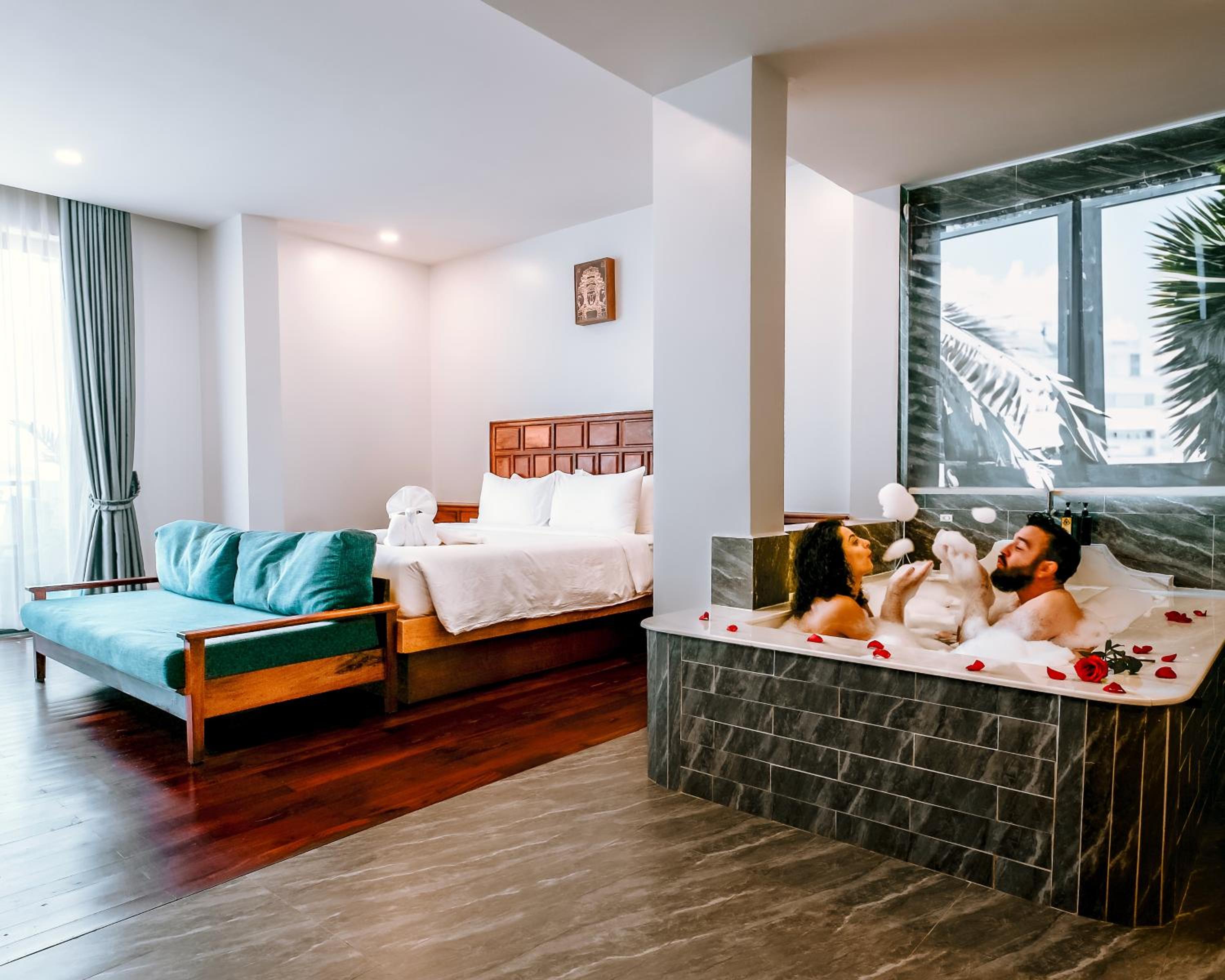 King Suite with Balcony - Photo 2