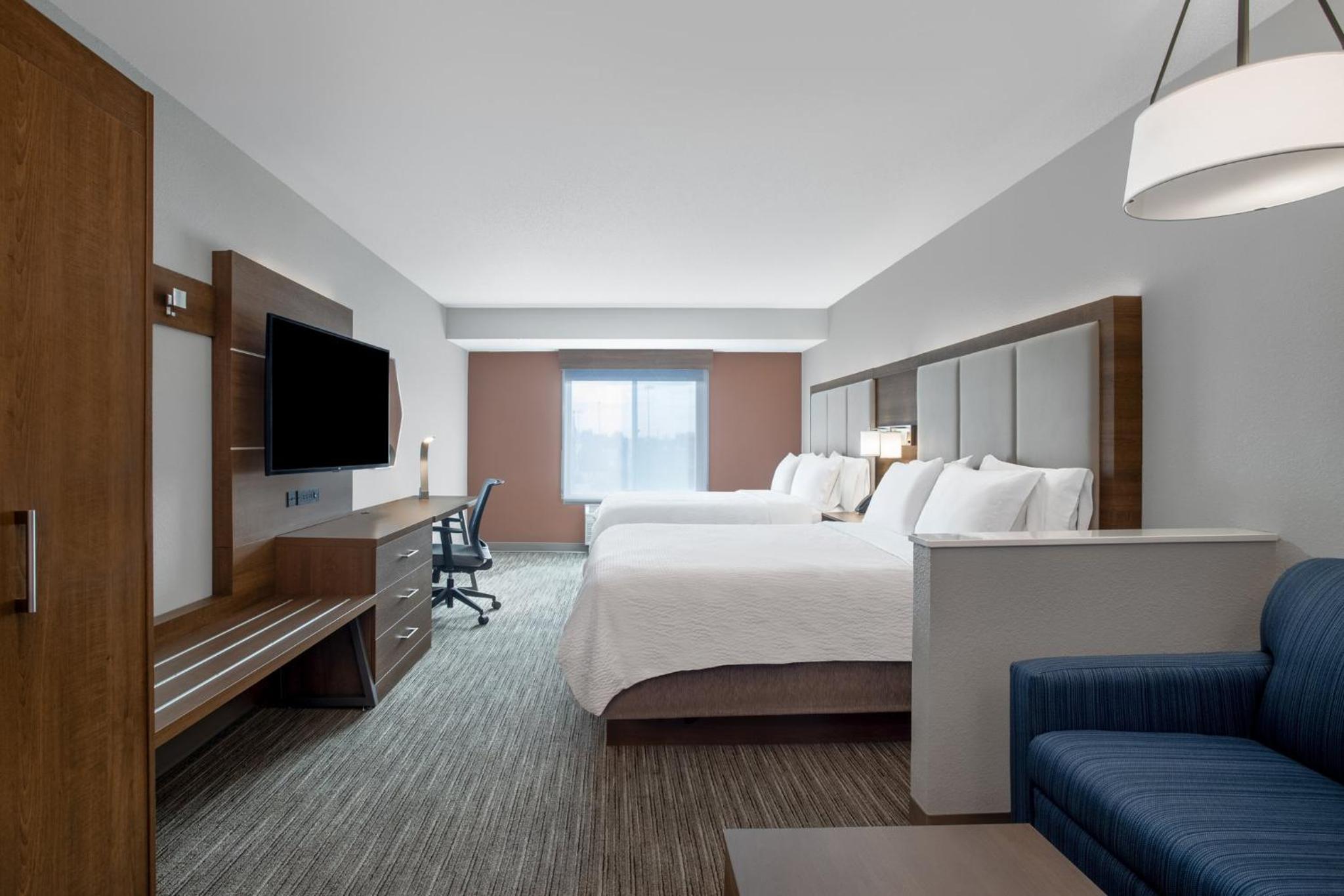 Standard Queen Room with Sofa Bed - Photo 1