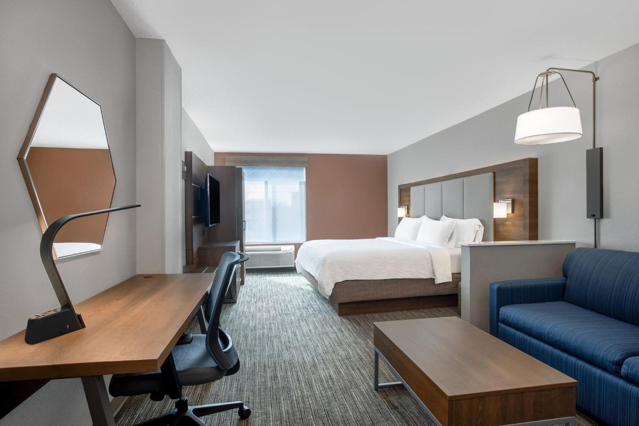 Standard King Room with Sofa Bed - Photo 4