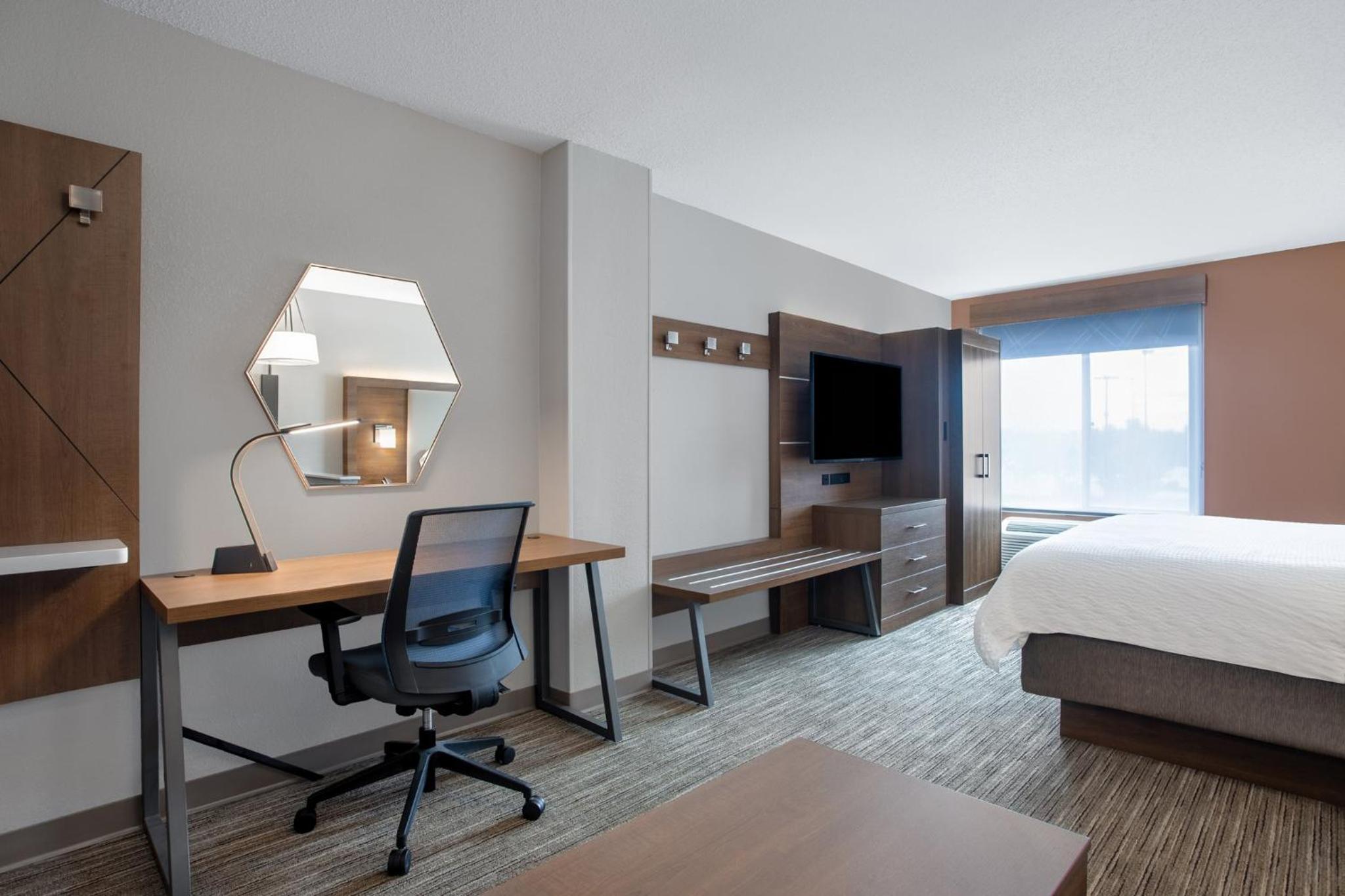 Standard King Room with Sofa Bed - Photo 3