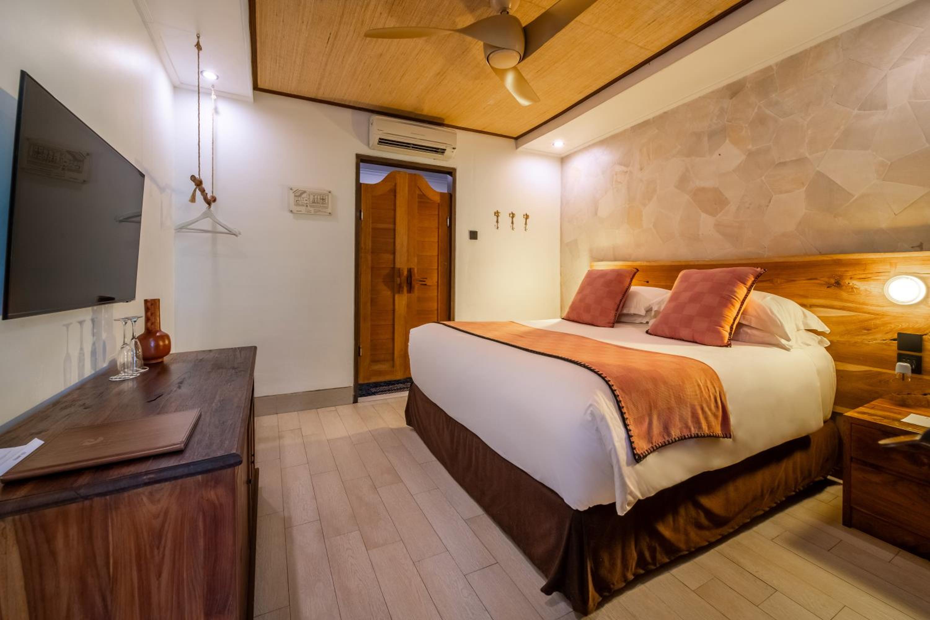 Standard Double or Twin Room - Photo 7