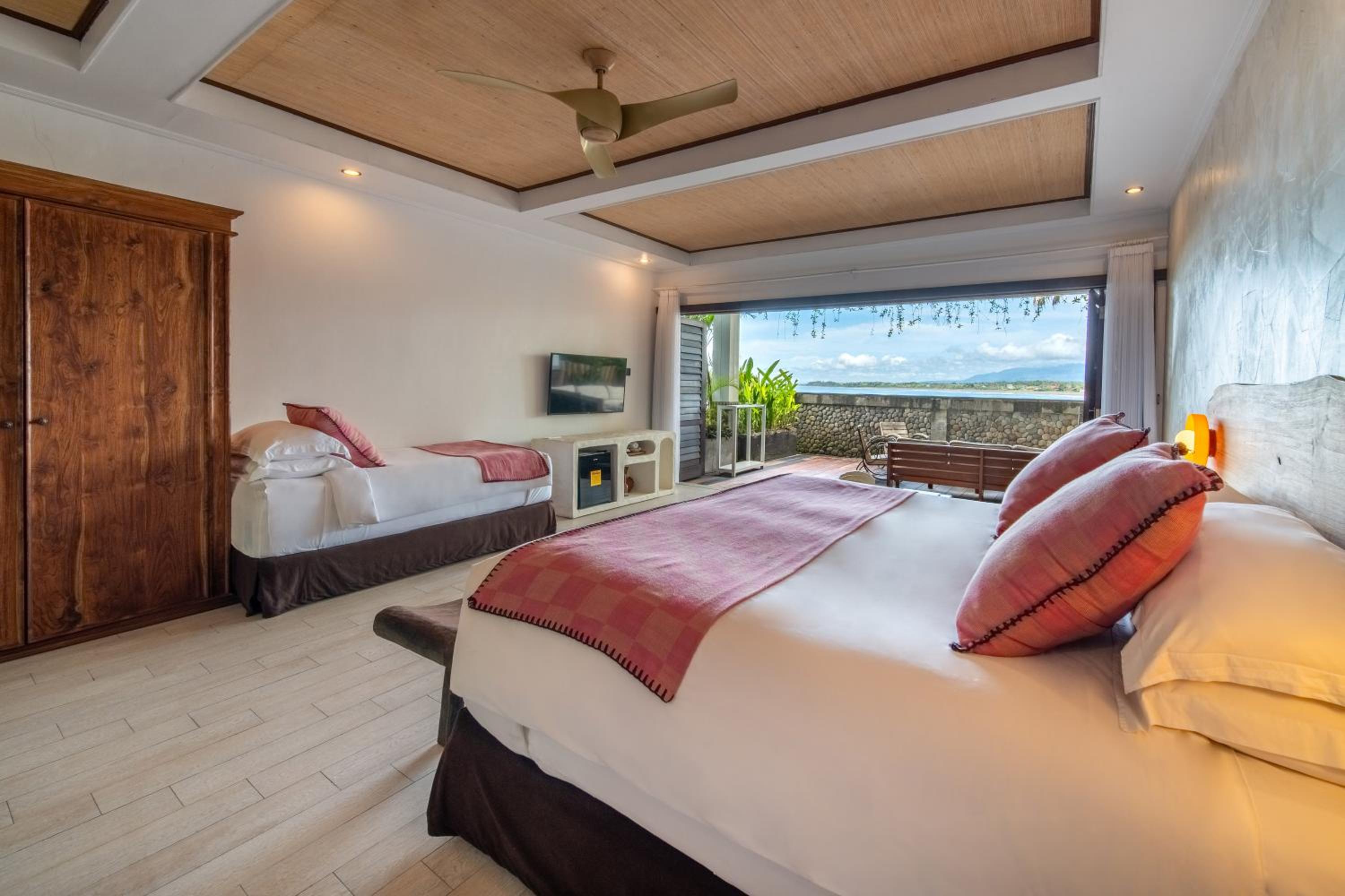 Family Suite with Ocean View - Photo 7