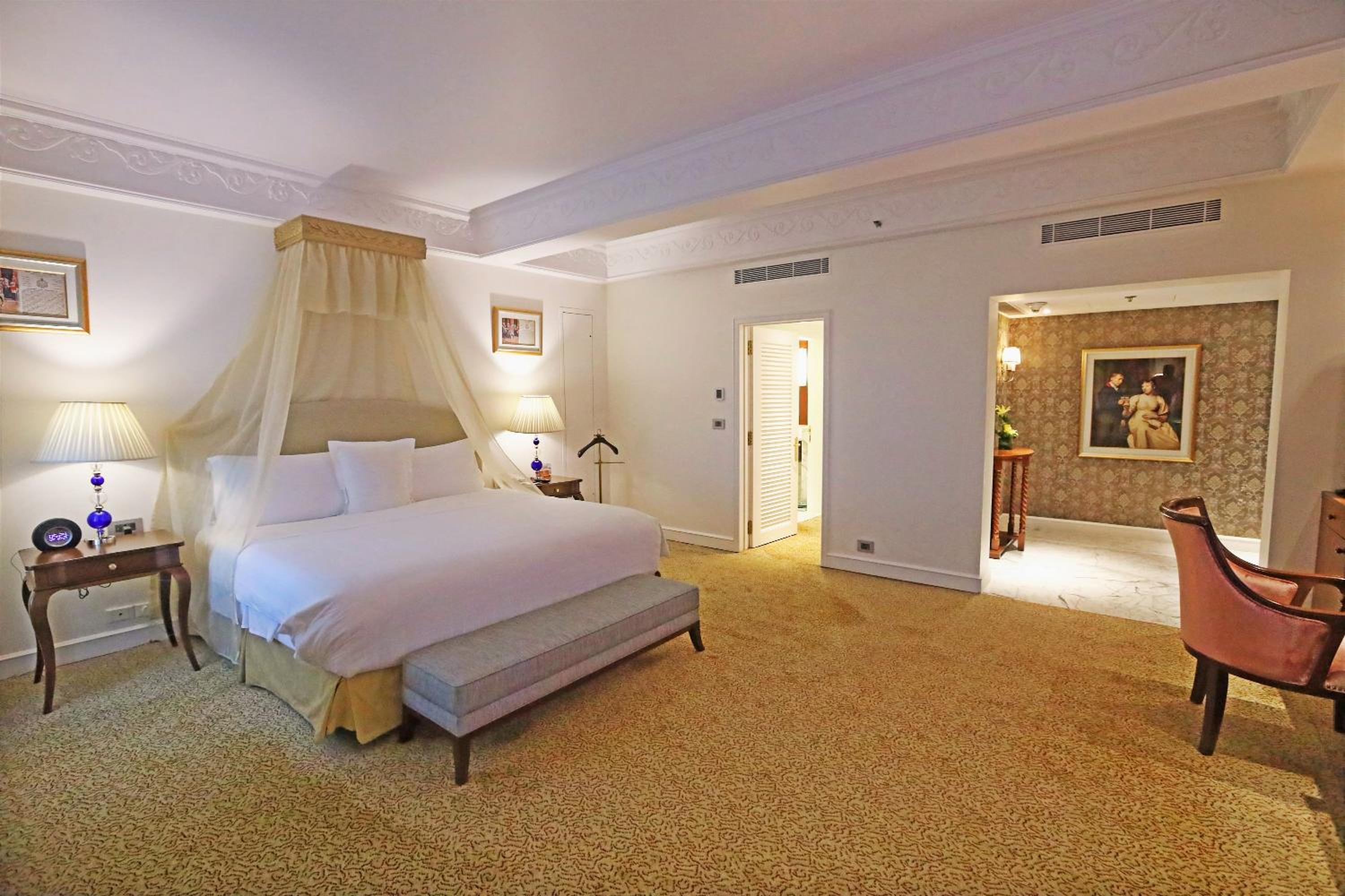 Large King Room - Club Lounge Access - Photo 1