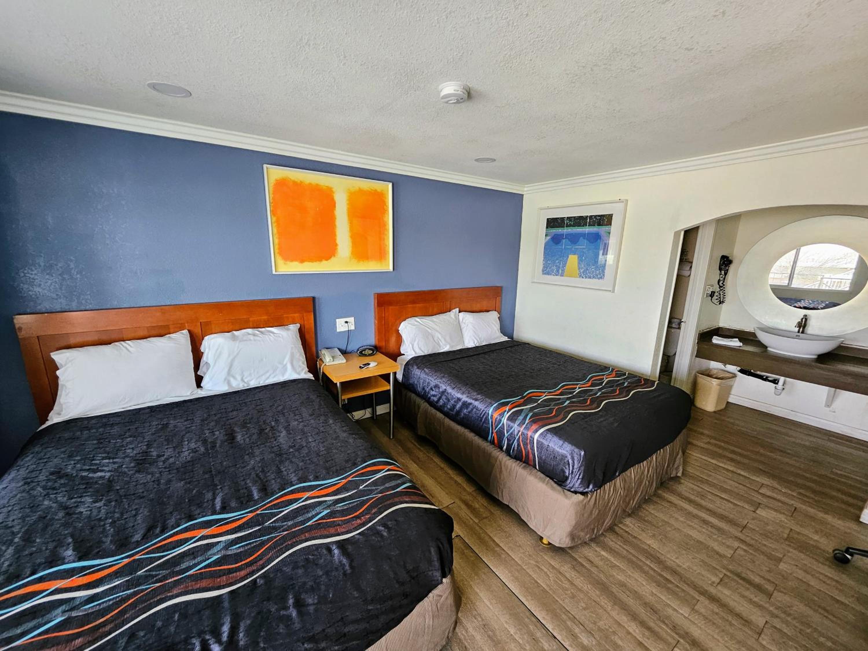 2 Queen Beds with Kitchenette Non-Smoking photo 1