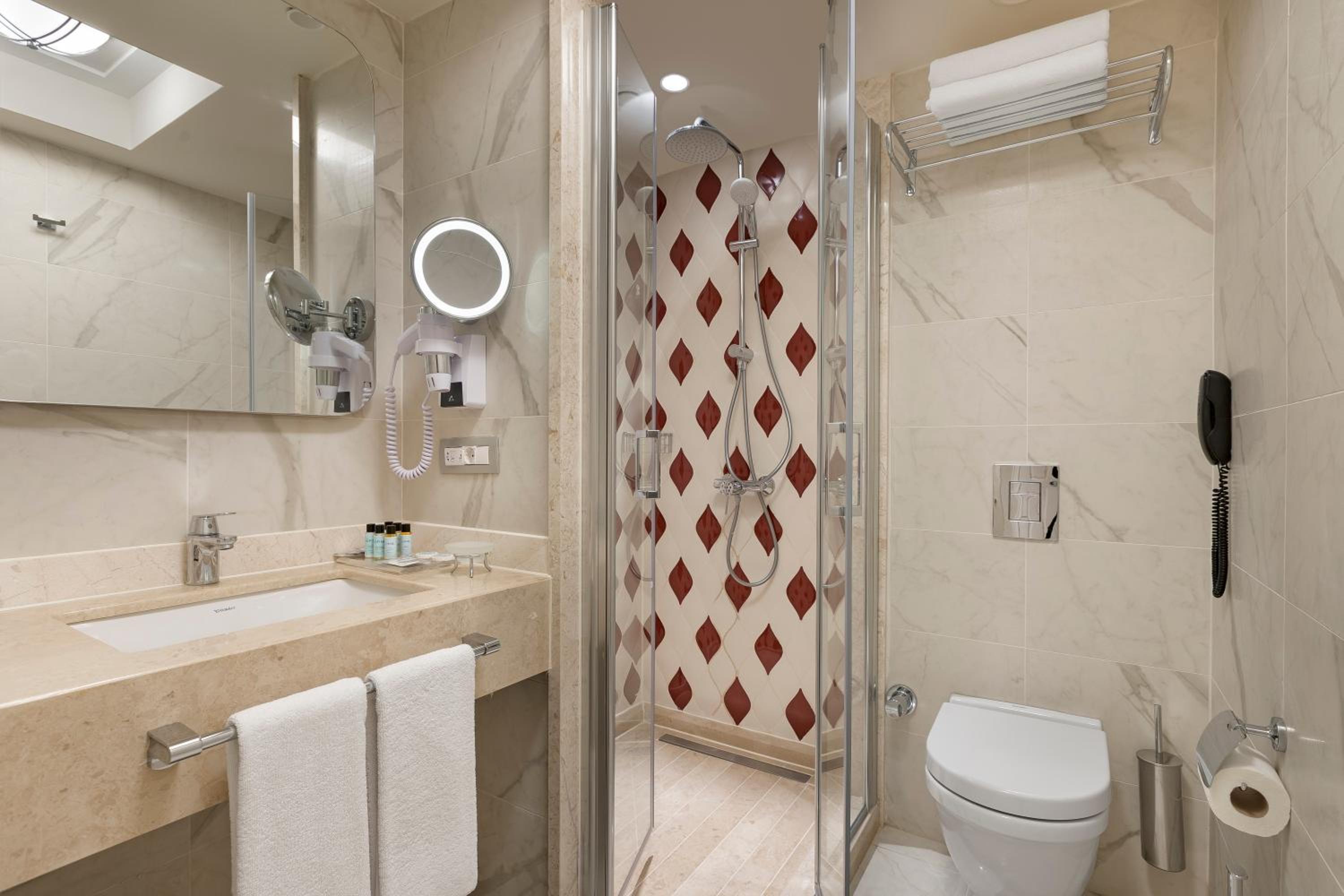 Deluxe Double Room thumbnail 6