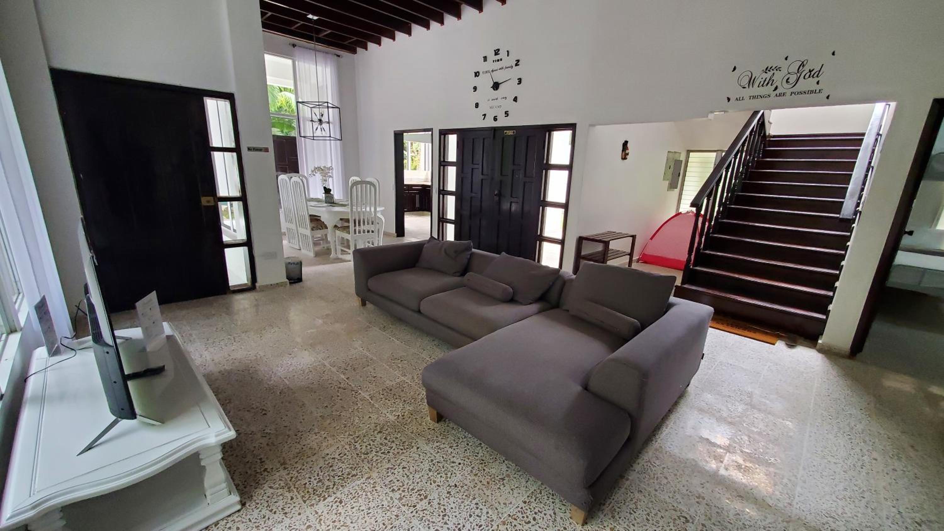 Five-Bedroom House photo 1