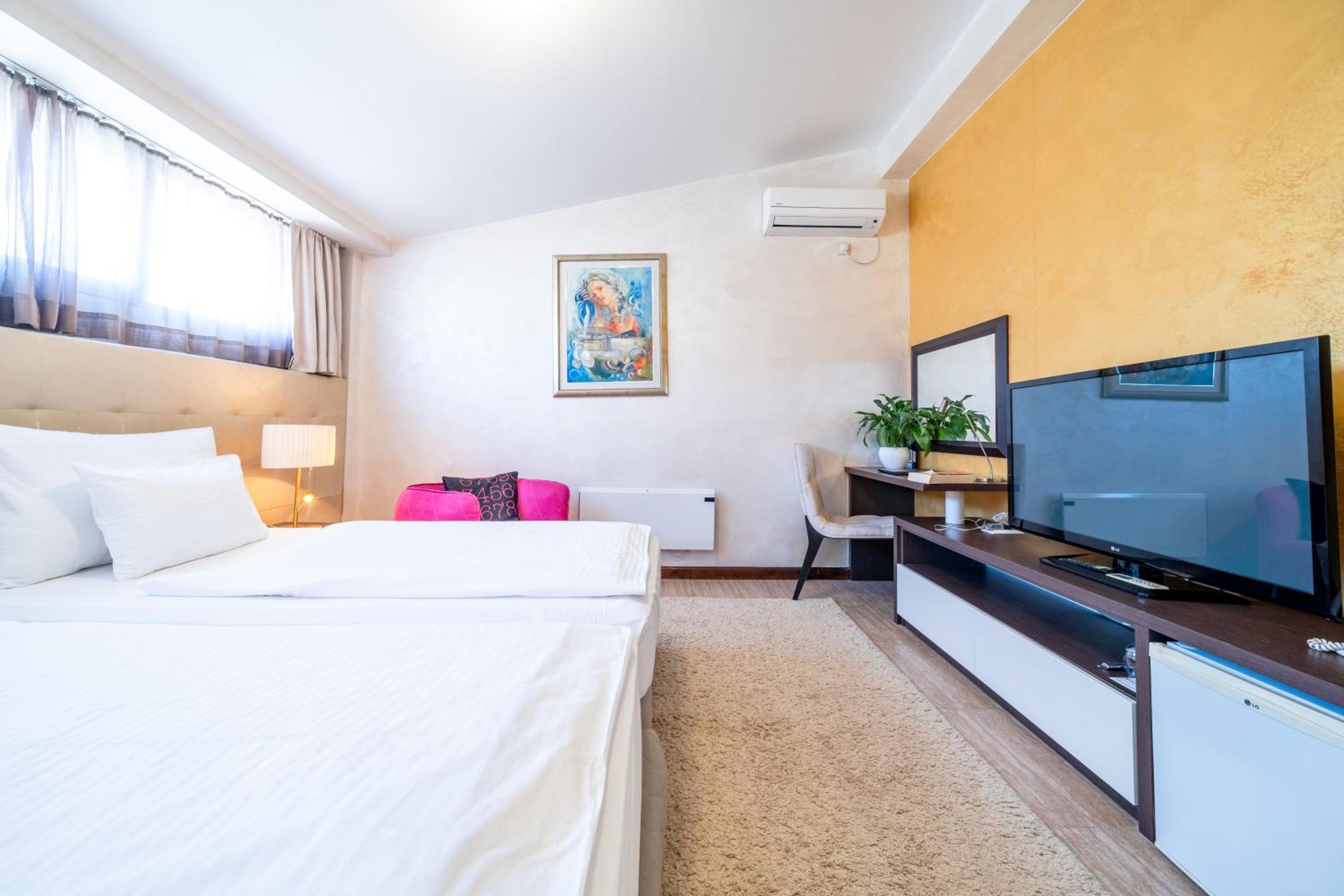 Double or Twin Room - Photo 8
