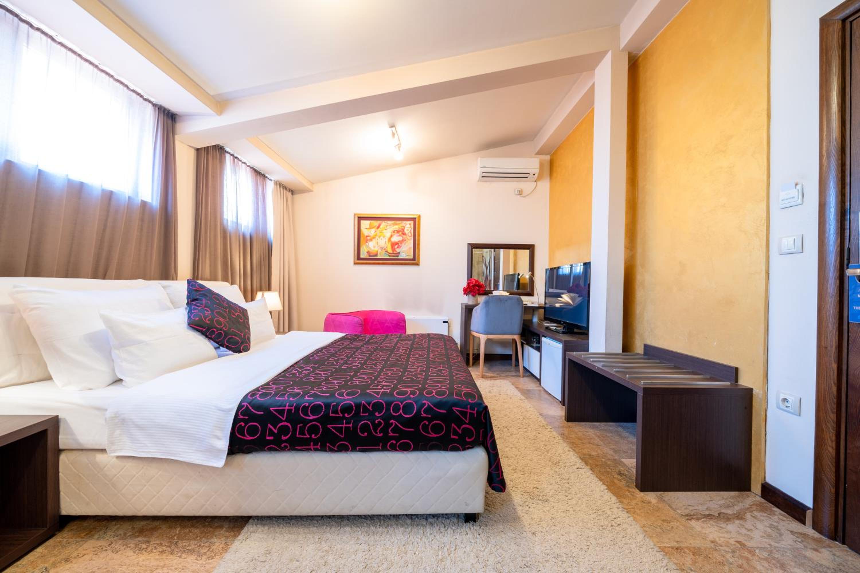Double or Twin Room - Photo 11