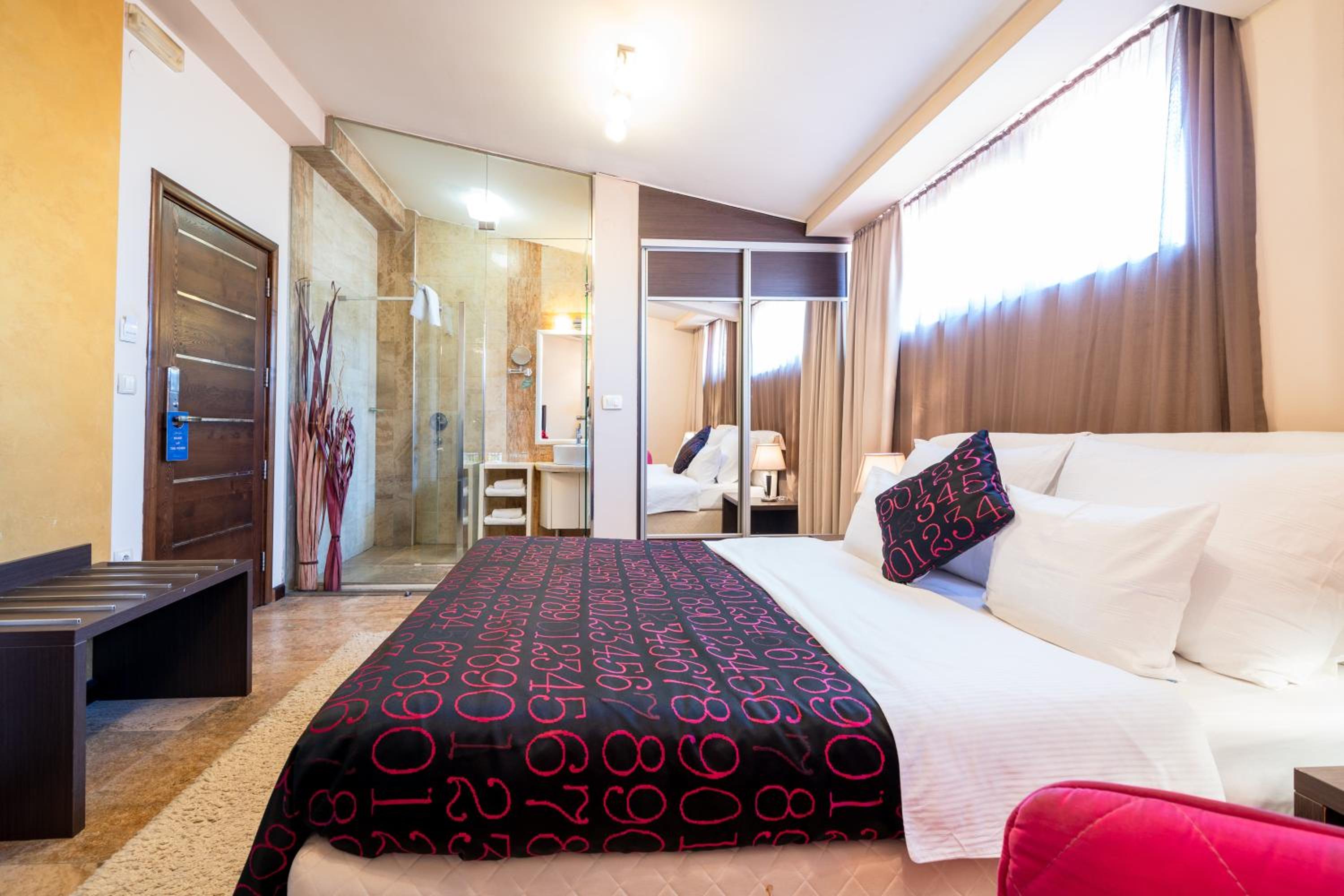 Double or Twin Room - Photo 5