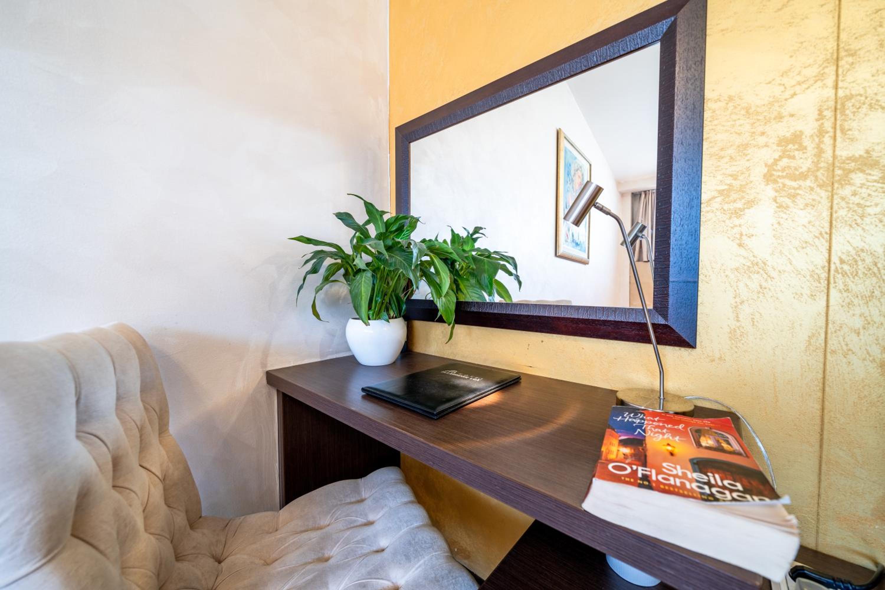 Double or Twin Room - Photo 4