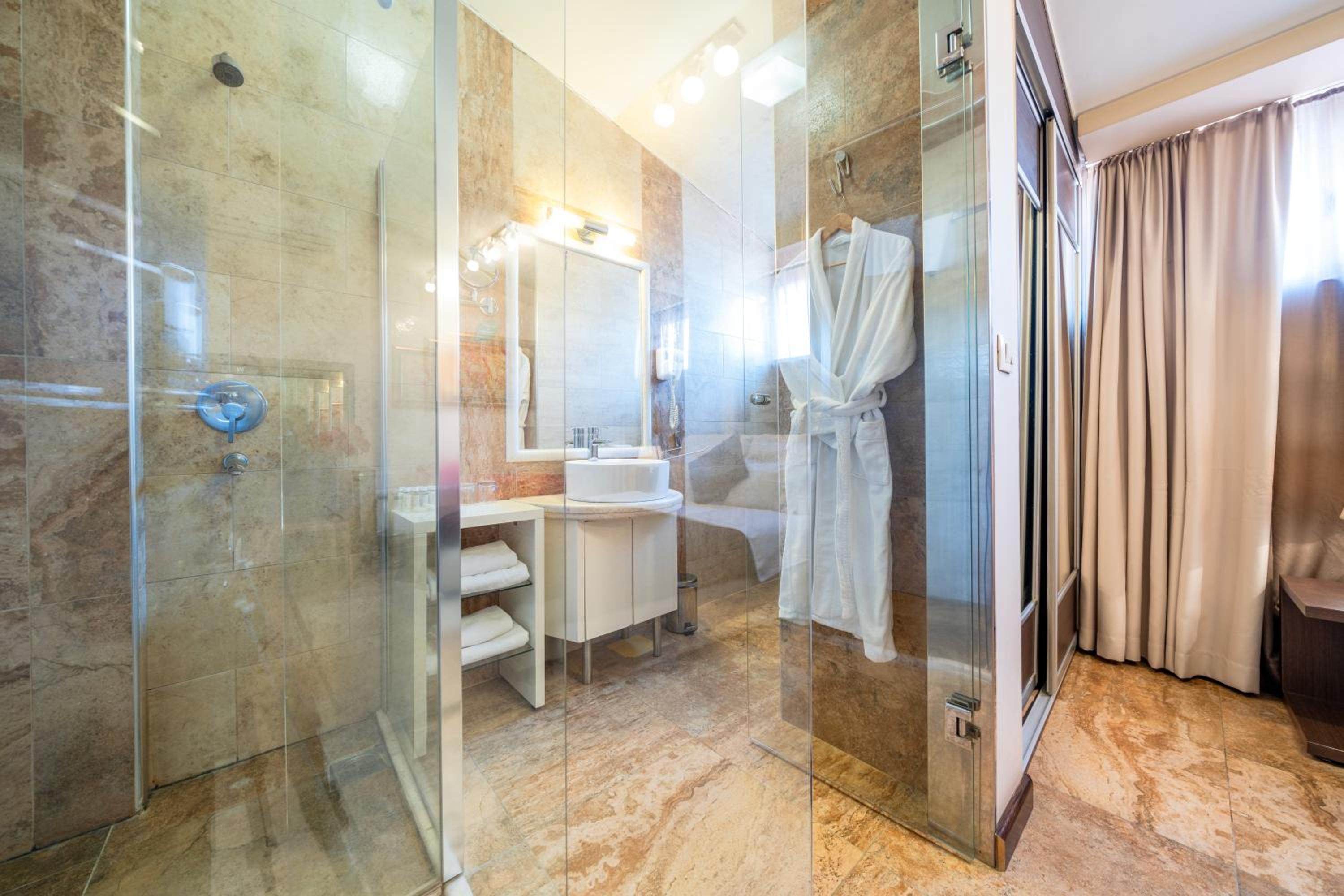 Double or Twin Room - Photo 9
