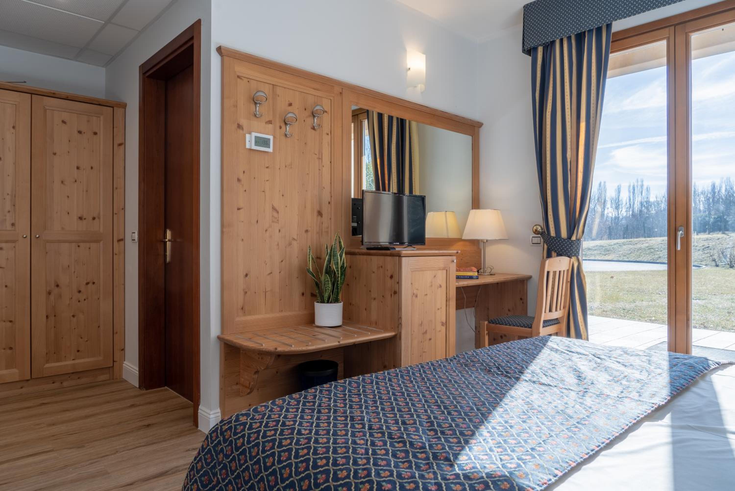 Double or Twin Room with Garden View - Photo 12
