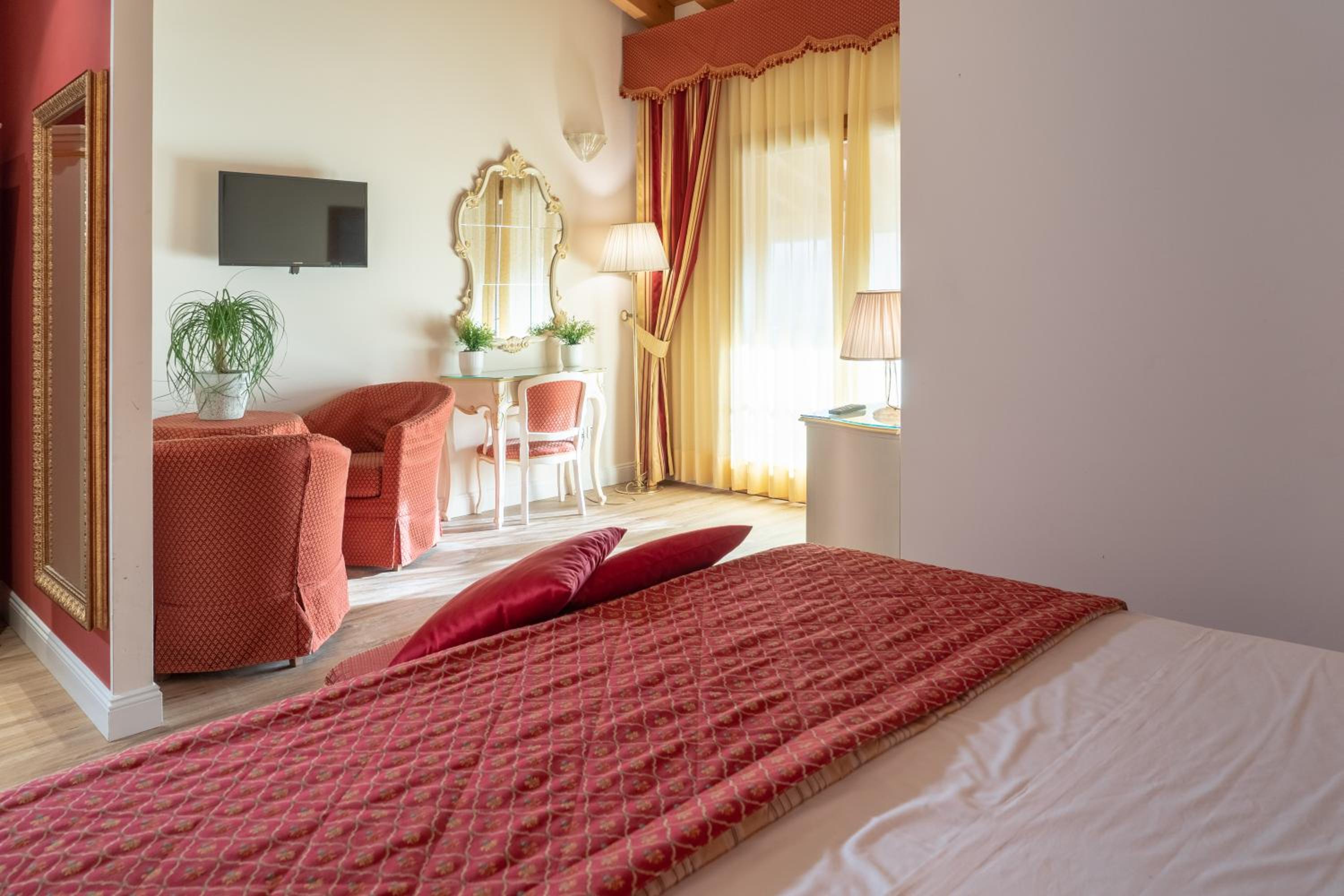 King Suite with Spa Bath - Photo 17