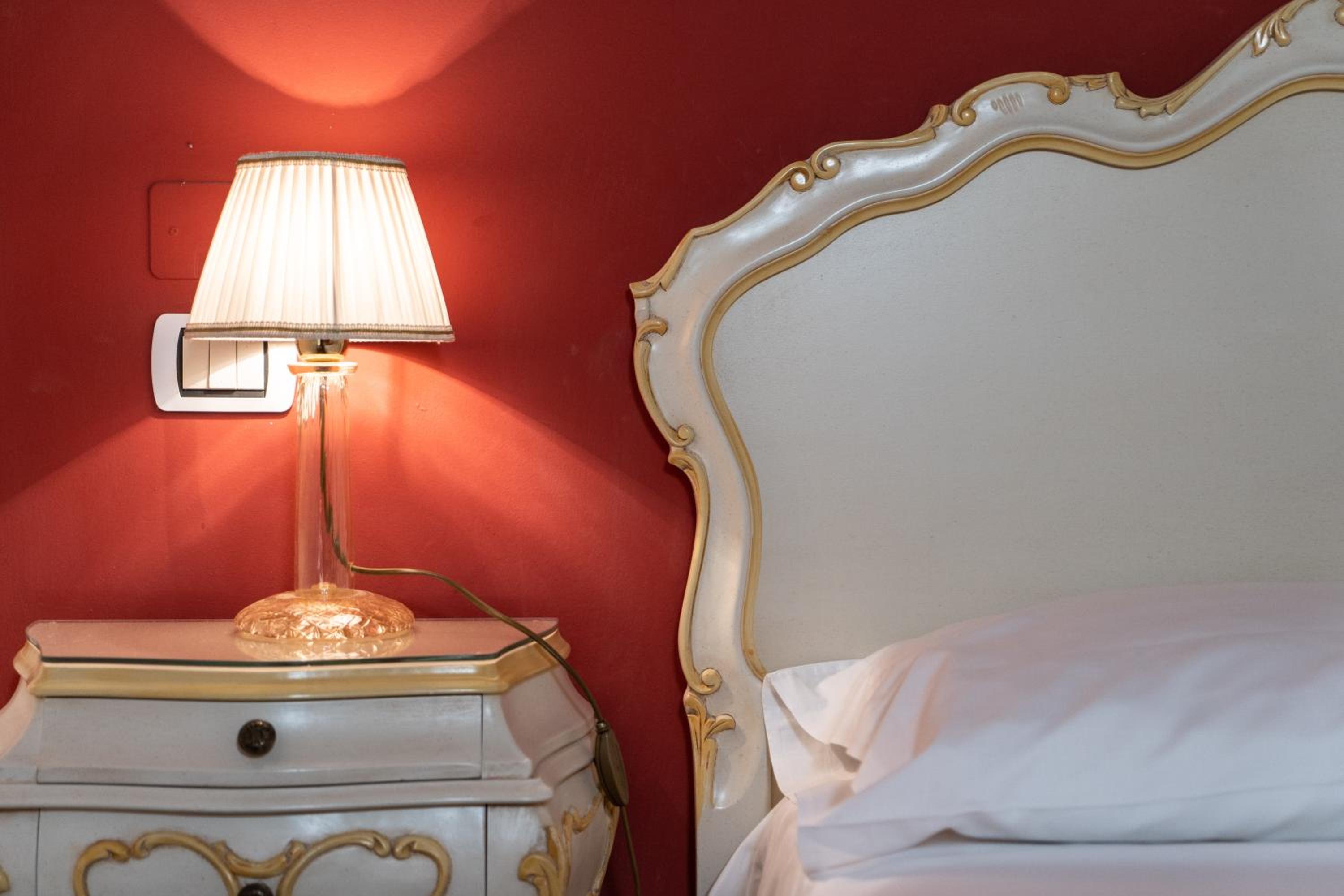 King Suite with Spa Bath - Photo 7