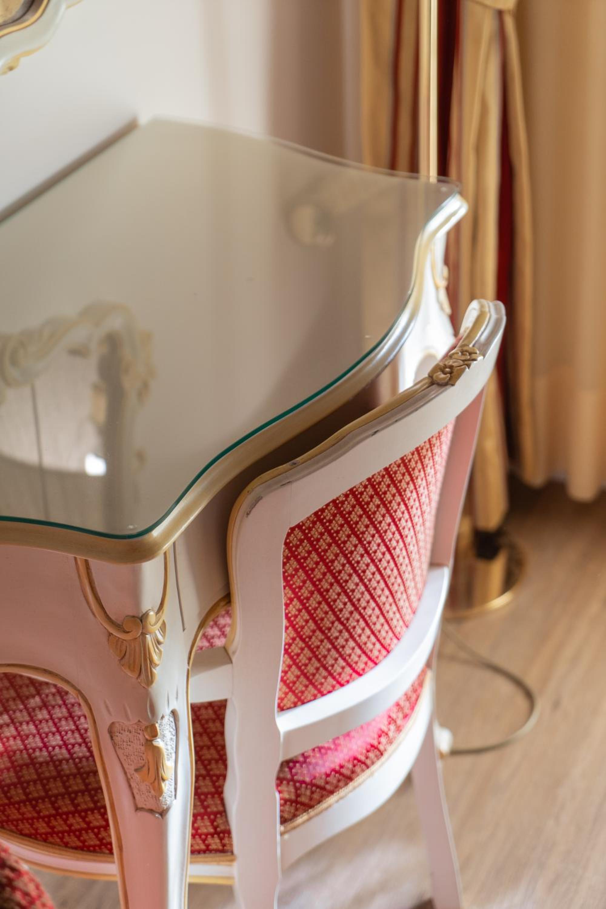 King Suite with Spa Bath - Photo 8