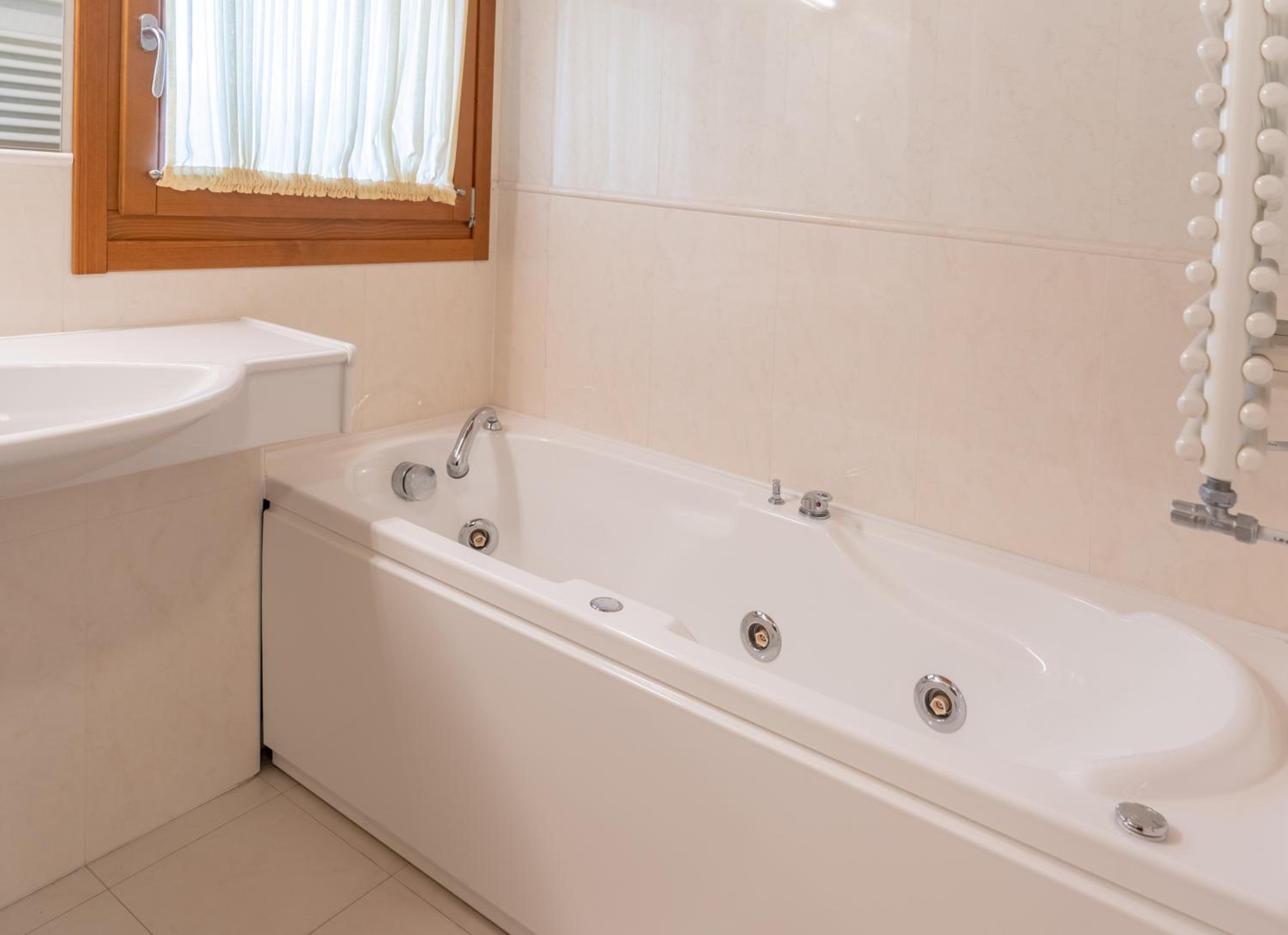 King Suite with Spa Bath - Photo 6