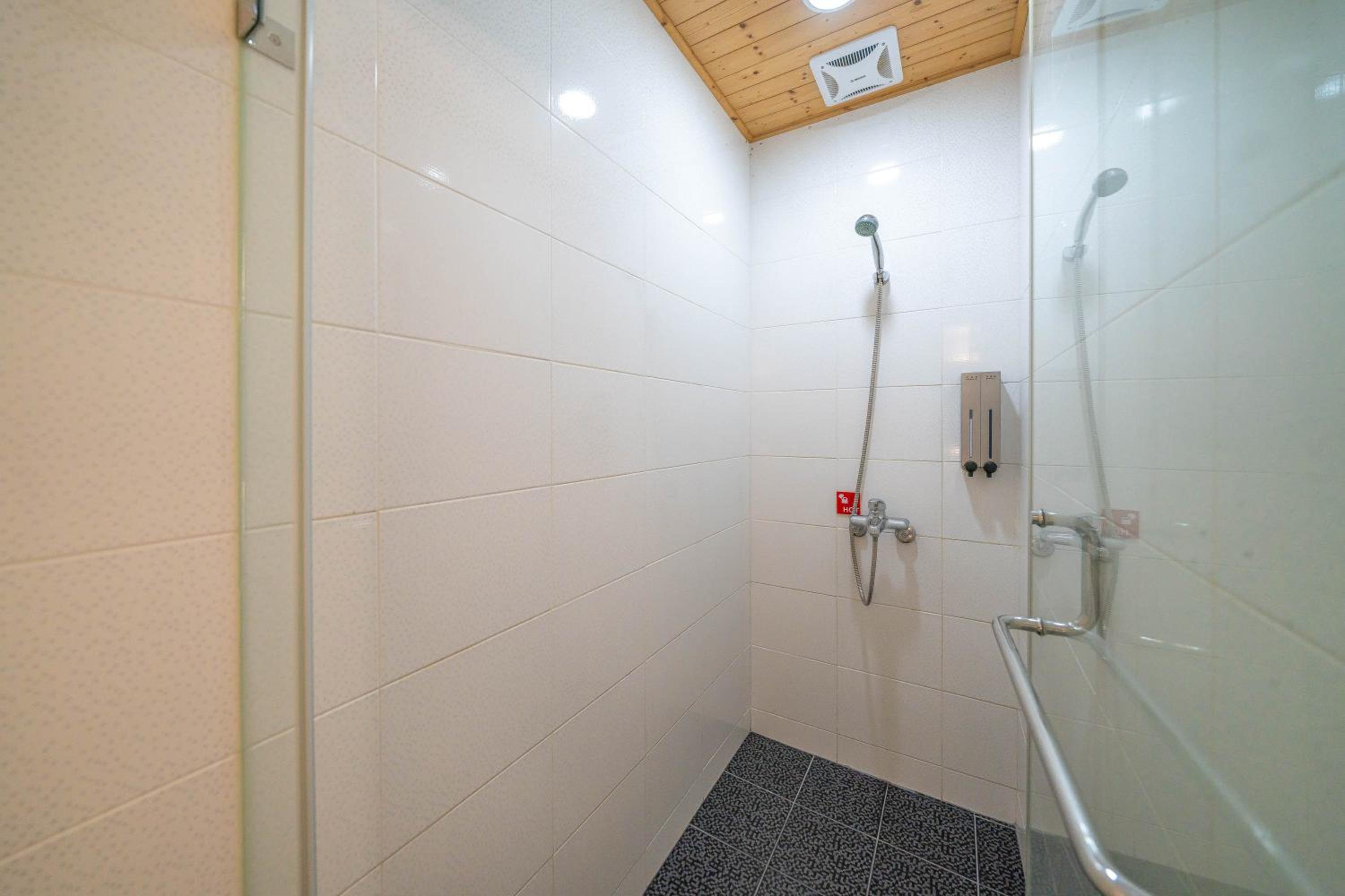Family Room with Private Bathroom photo 3