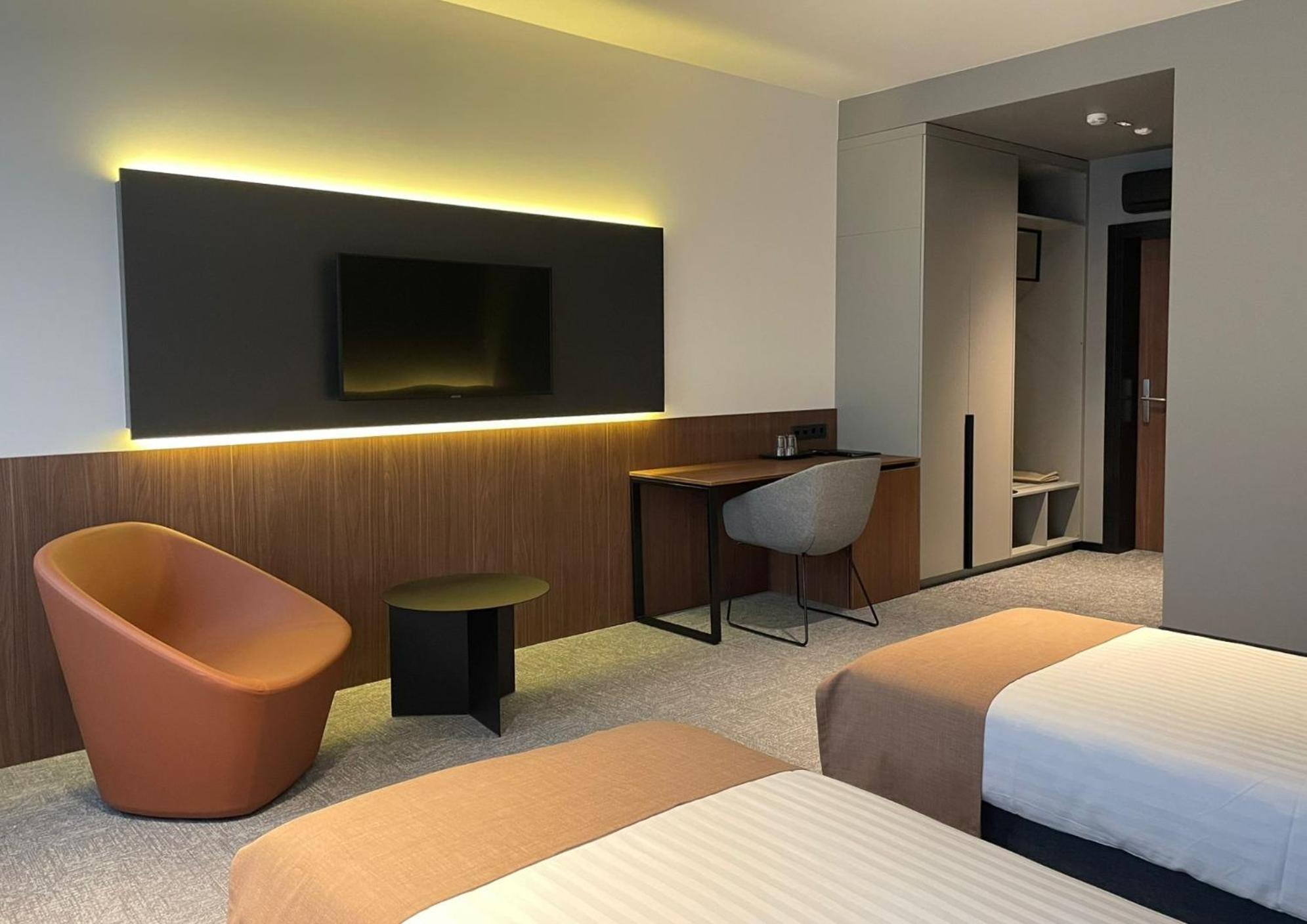 Large Twin Room - Photo 6