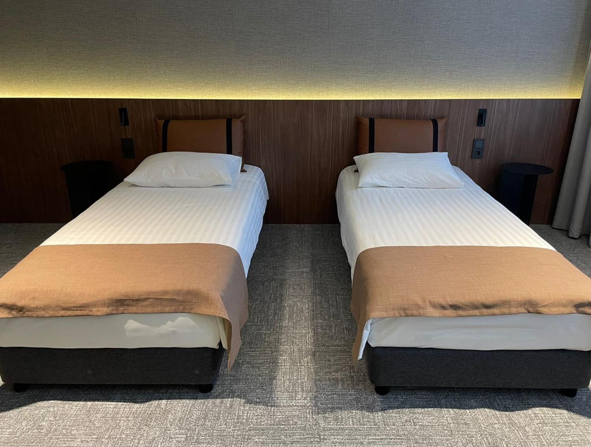 Large Twin Room - Photo 2