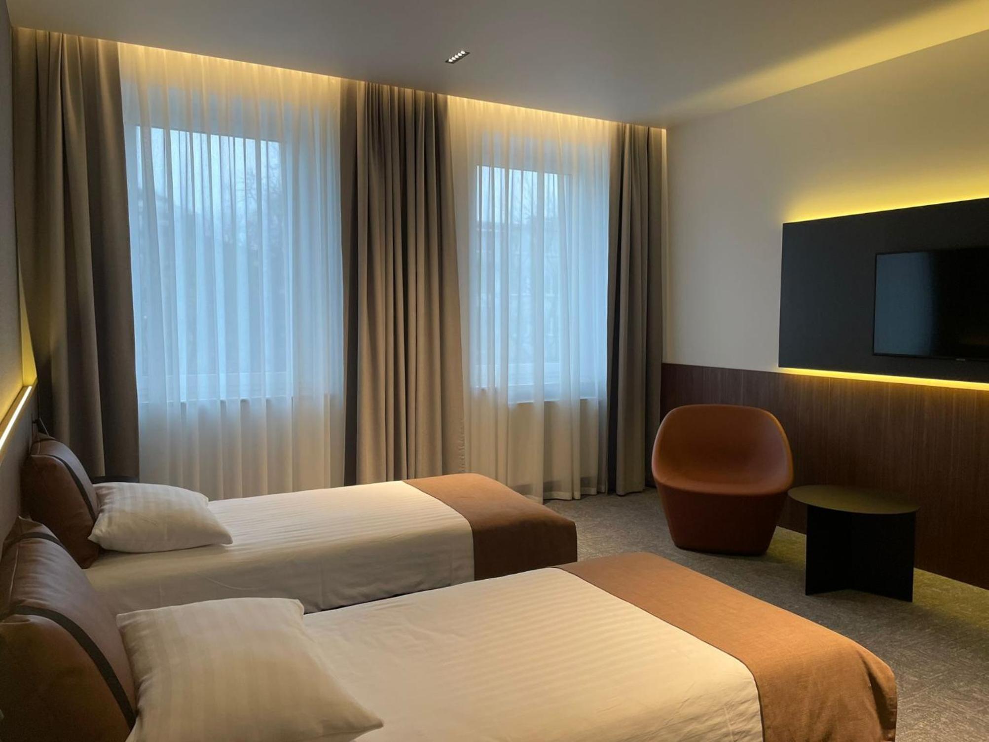 Large Twin Room - Photo 3