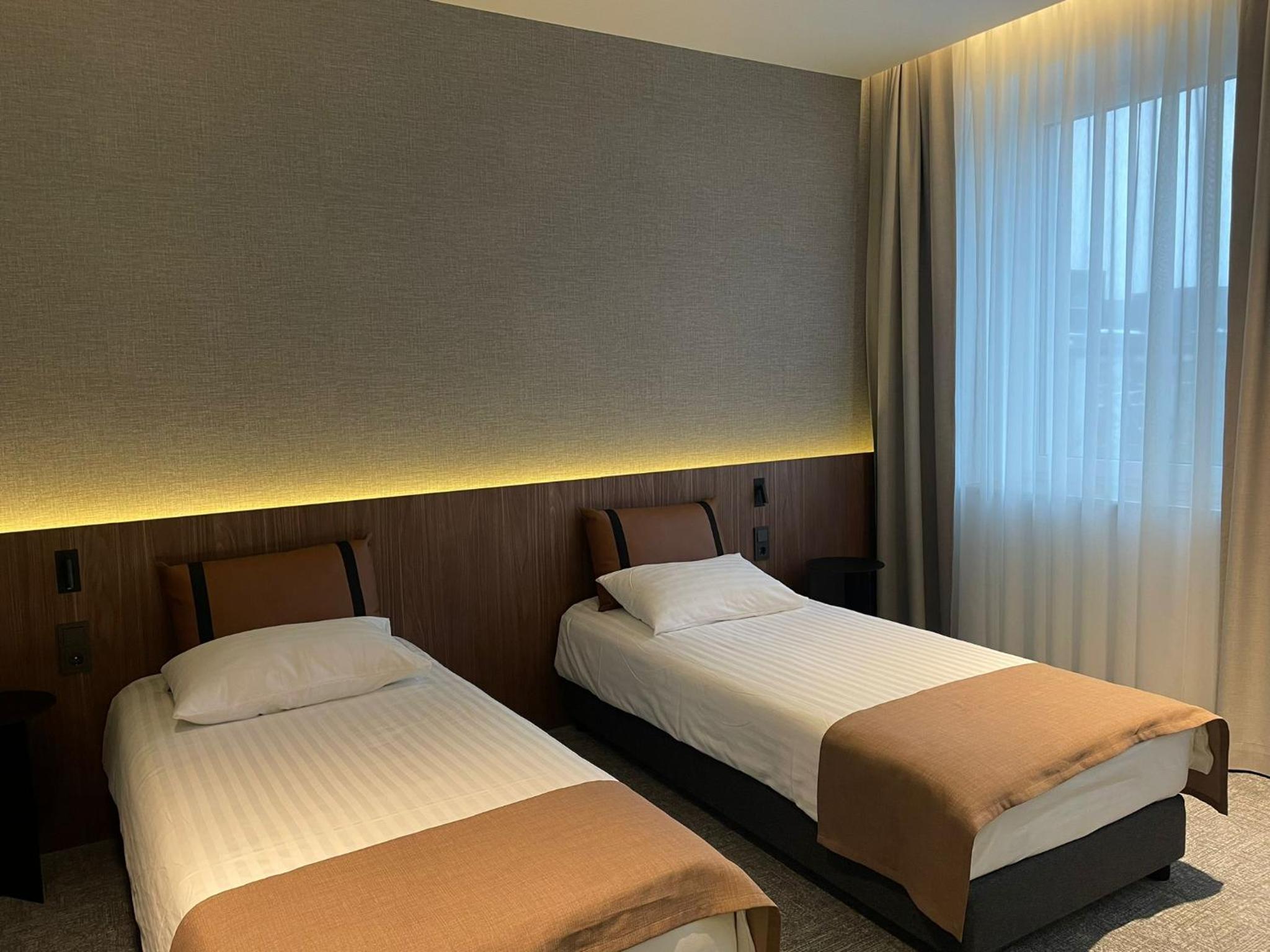 Large Twin Room - Photo 5