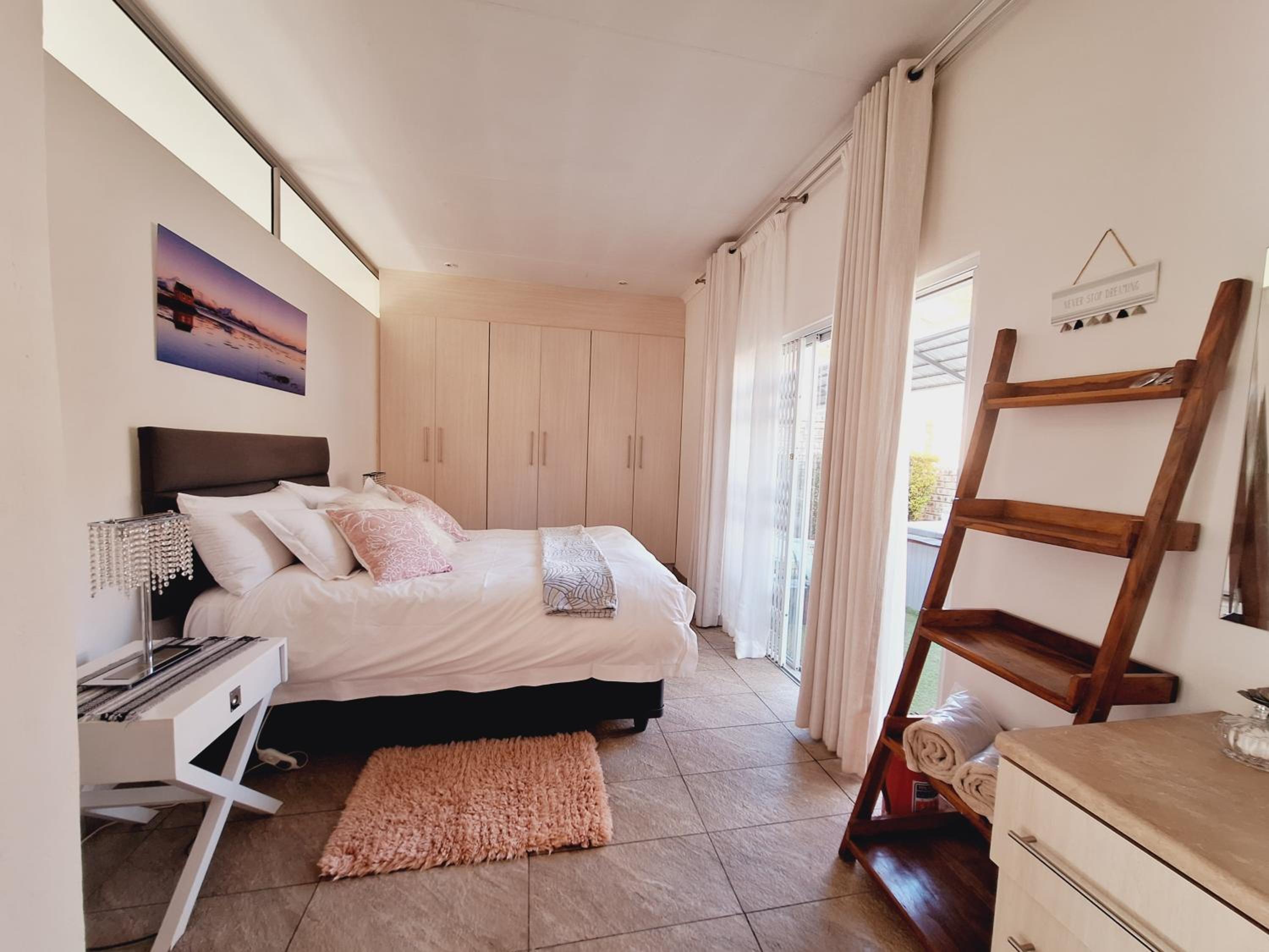 One-Bedroom House photo 1